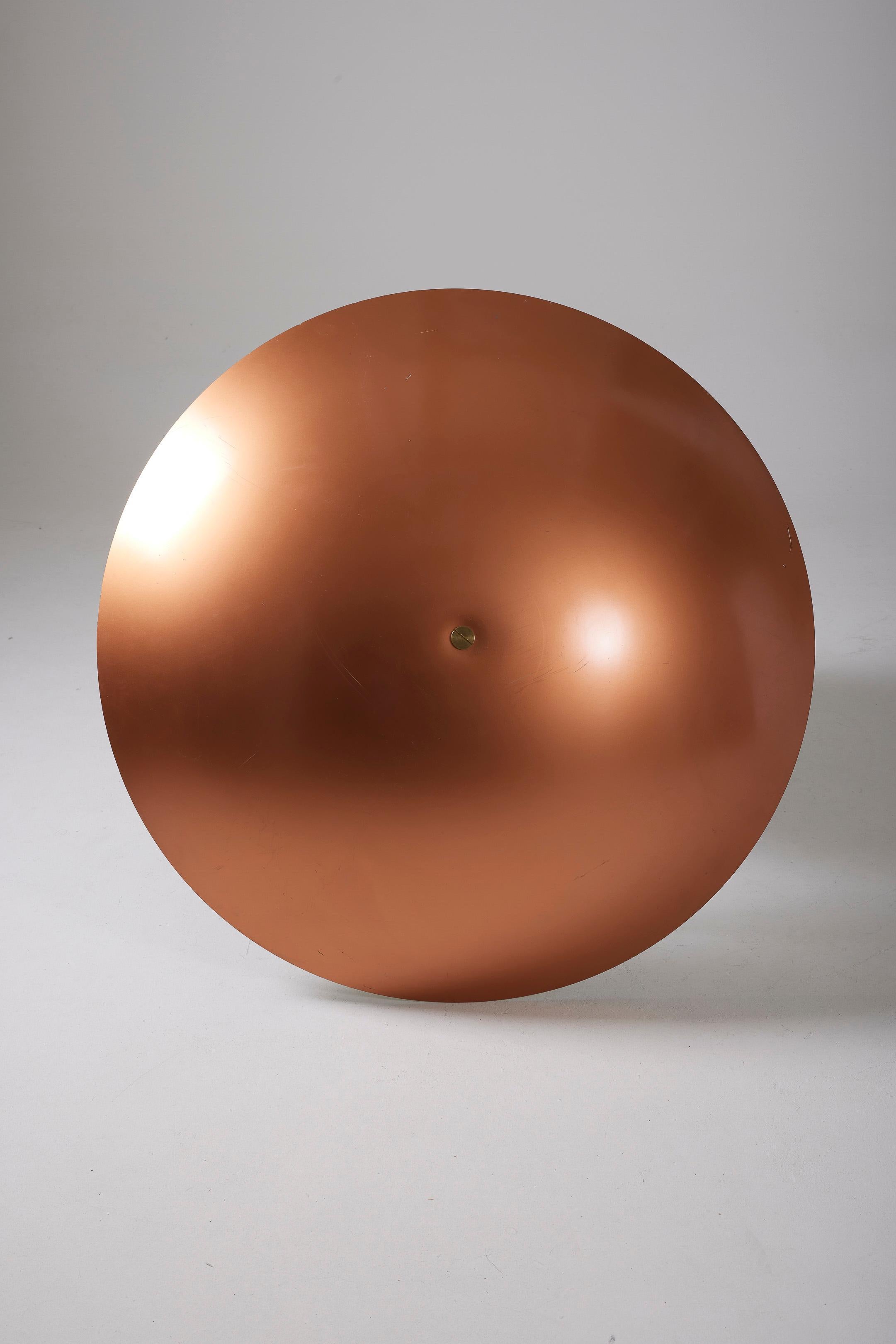 Large circular copper pendant light with 3 bulbs. It diffuses a warm and captivating light, beautifully illuminating its surroundings. Its impeccable condition highlights its prestigious appearance, adding a touch of luxury to any space where it's