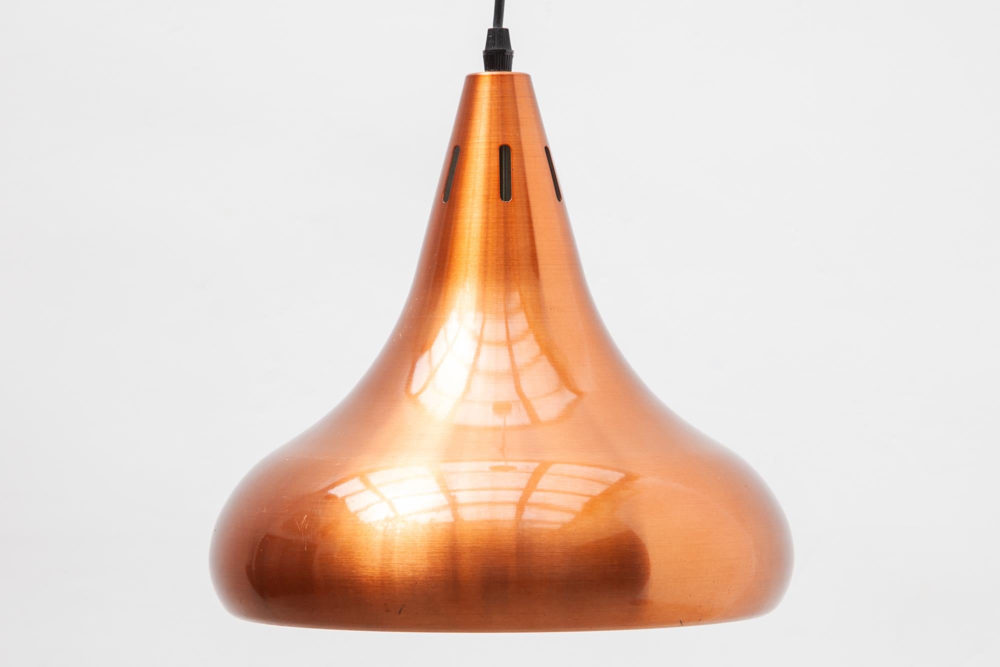 Vintage pendant lights with a glossy copper shade. The black cord which can be adjusted in height. The
interior of the shade is white to reflect light. 1 bulb.
Shade: 30W x 30H cm/cord: 80 cm high.