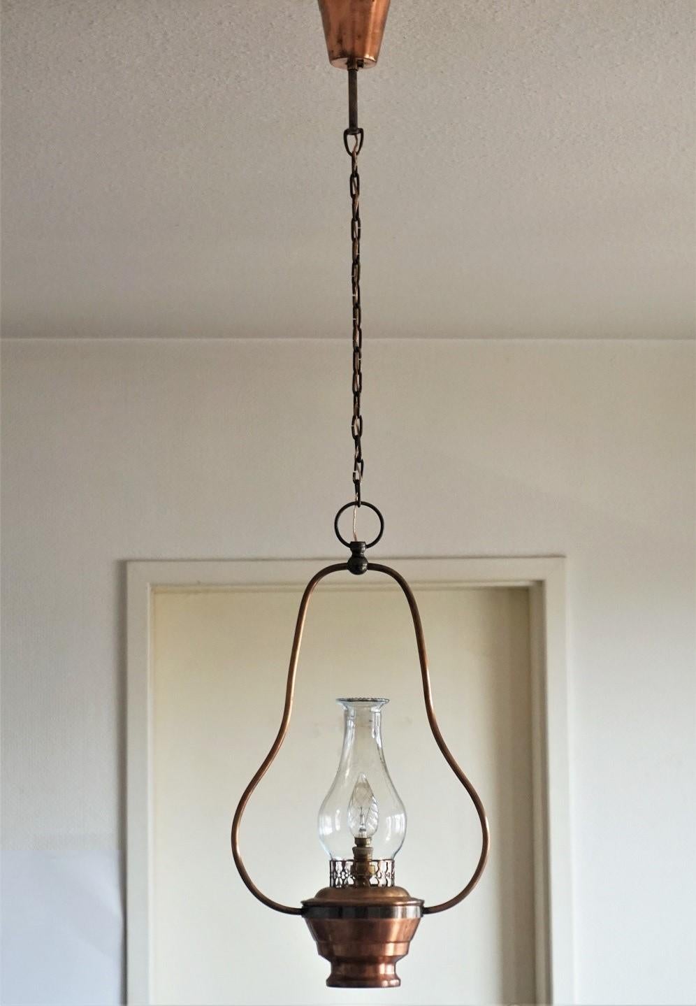 Art Nouveau style copper pendant with tall clear hurricane glass, circa 1930.

One large light socket
Measure: Total height 42 in (107 cm) - hanging chain can be shortened
Width 11 in (27.5 cm)
Depth 6.50 in (16.5 cm).


 