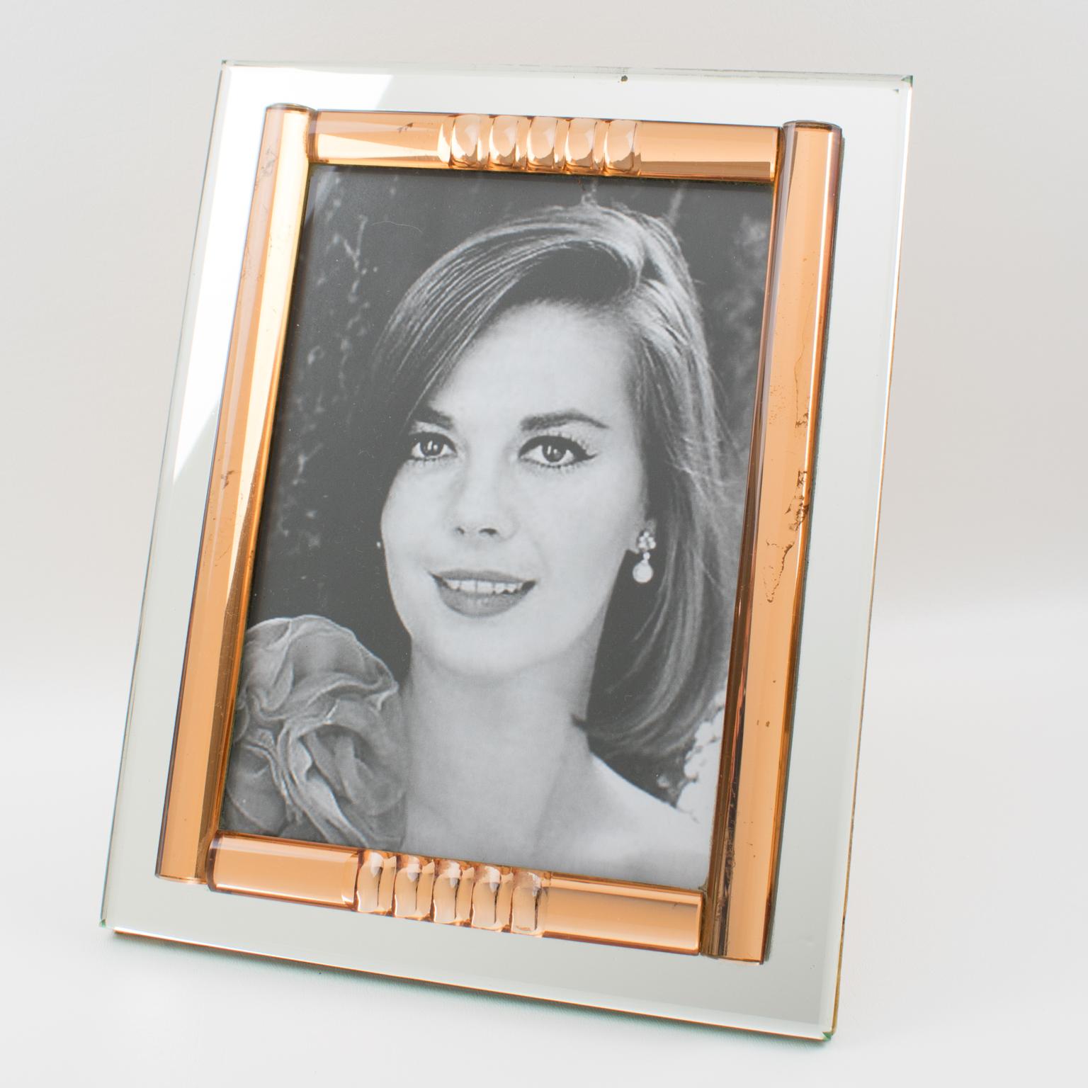 Diese atemberaubende Französisch 1940er Jahre Spiegel Bild Fotorahmen verfügt über eine tiefe geometrische Abschrägung und gewölbten Seiten in schönen Kupfer oder Pfirsich rosa Farbe mit silbernen Spiegelglas komplimentiert. Der Rahmen kann sowohl