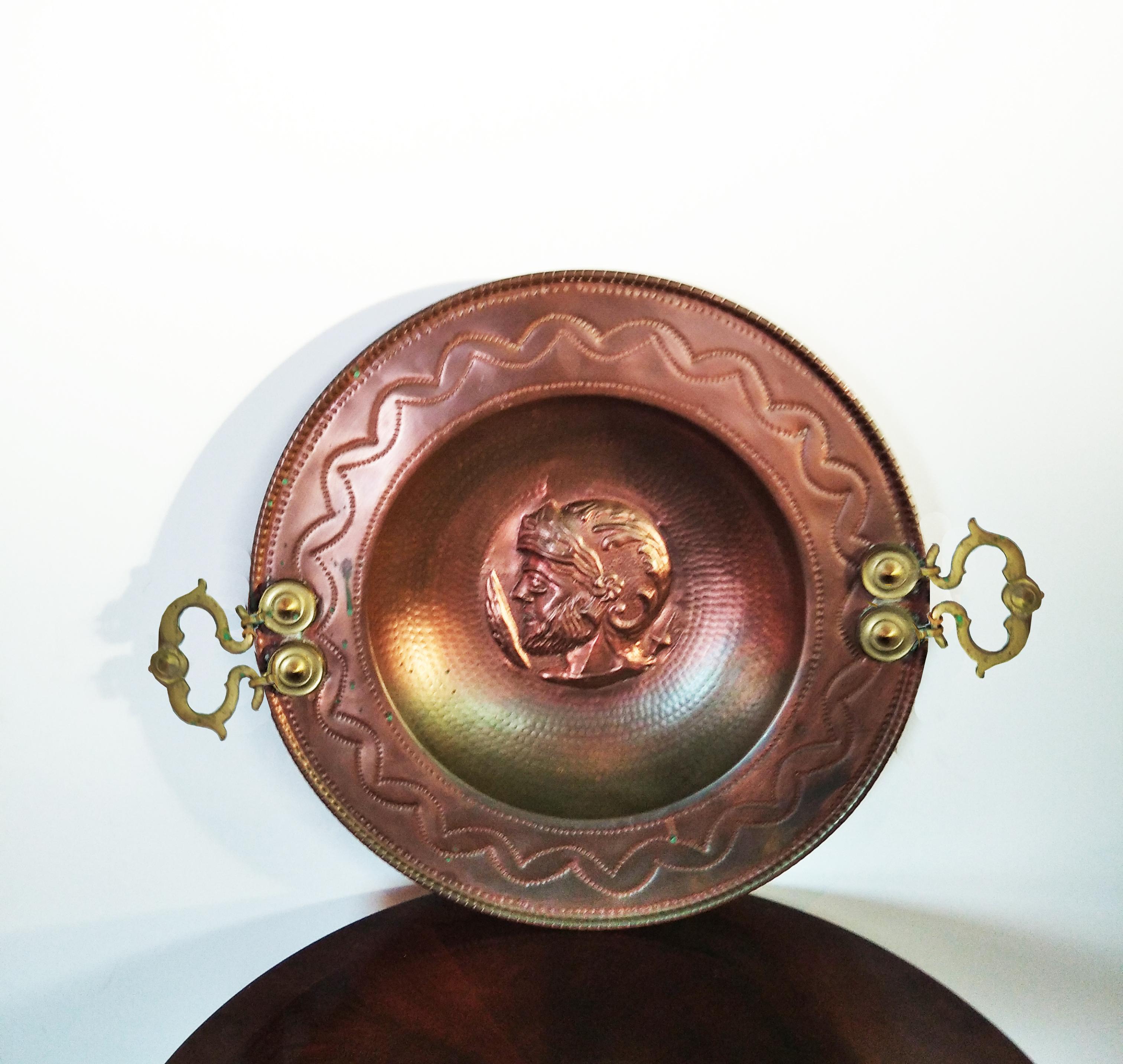 Plaque de cuivre ou brasero de style remords espagnol ou renaissance
Grande assiette avec tête romaine sculptée et poignées en bronze. Idéal pour suspendre
Le style du remords espagnol correspond à la période de la fin du dix-neuvième siècle et du