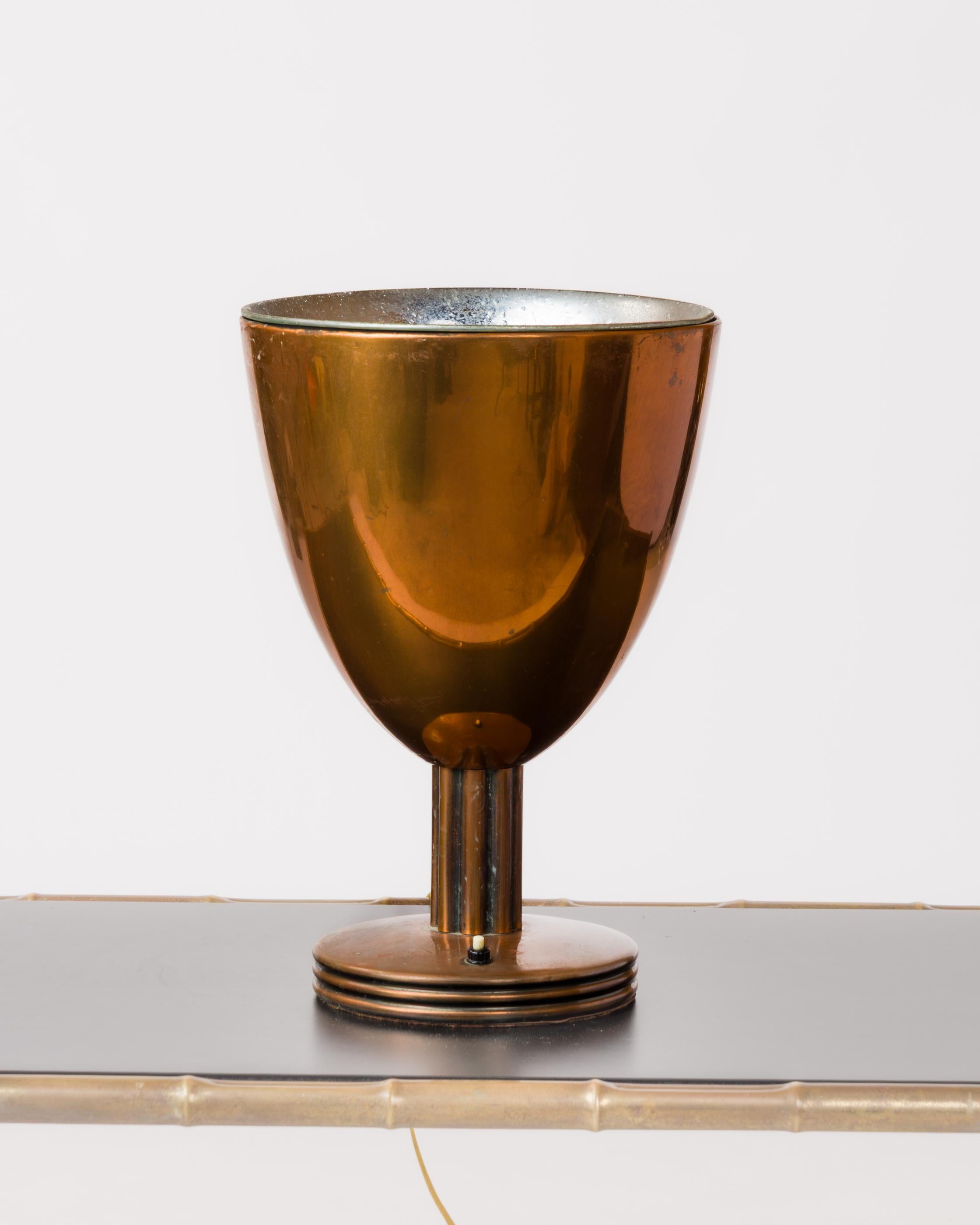 Allumeur en cuivre des années 1930. Base et pied effilés et cannelés, interrupteur intégré à la base. Réflecteur plaqué argent. Câblage original.
Prise et câblage européens.
Cette lampe est expédiée de France et peut être renvoyée soit en France,