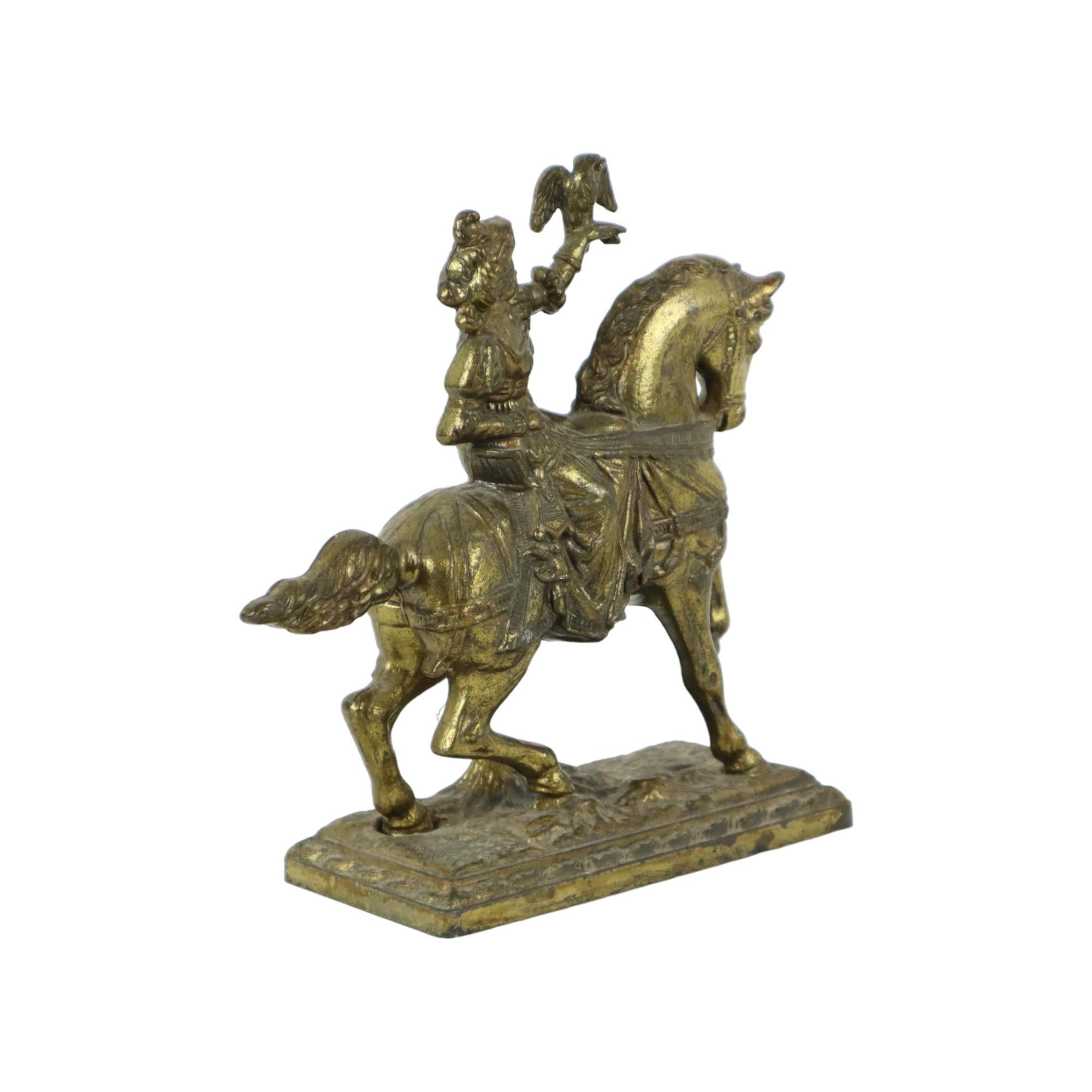 Statua in metallo, placcata in rame (ottone) di un falconiere, donna a cavallo, questa scultura rappresenta probabilmente Jacoba van Beieren, prima metà del XX secolo.

La statua è composta da due parti fuse e fissate con una vite centrale. La donna