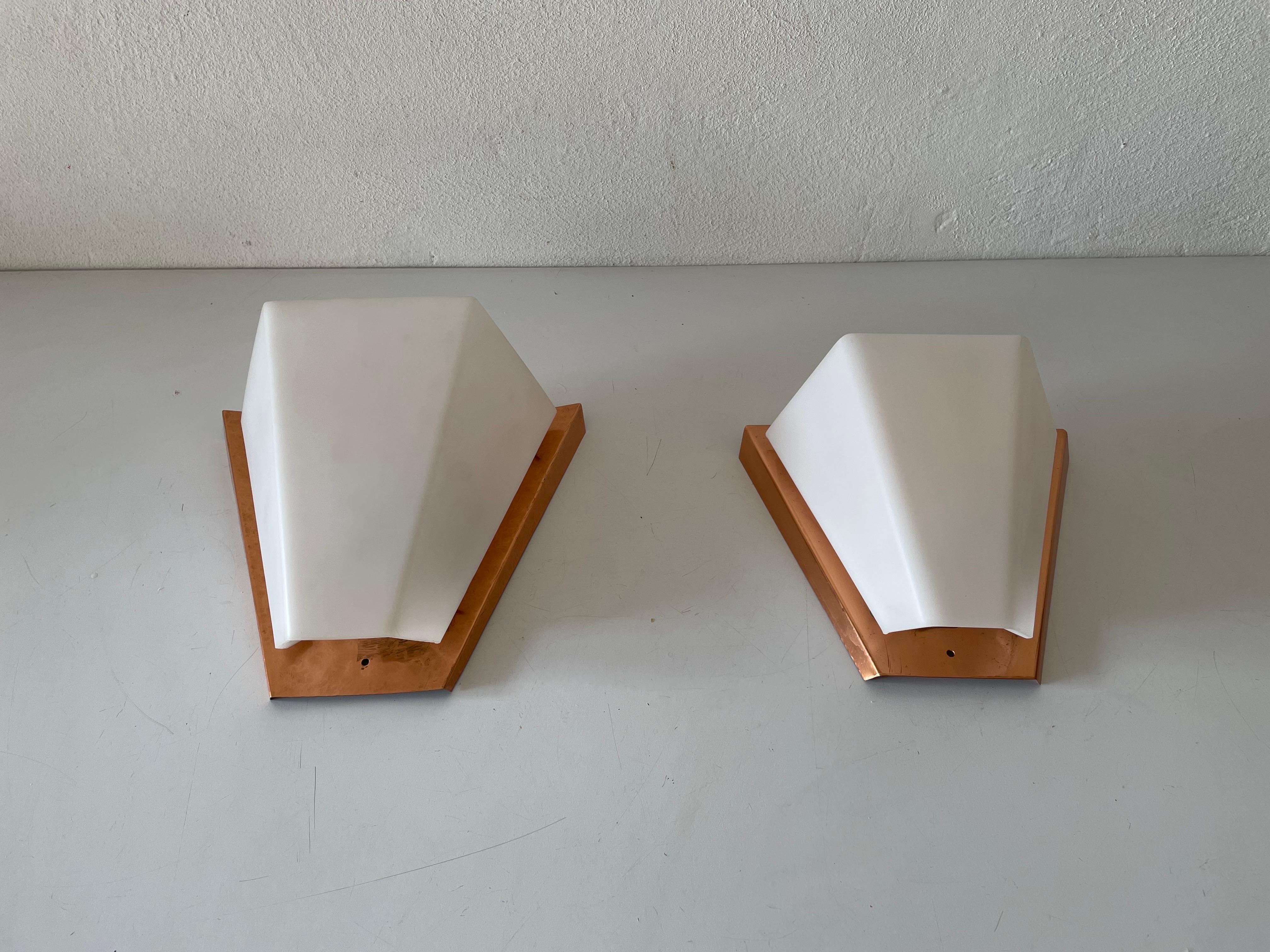 Paire d'appliques grandes/petites en cuivre et plexiglas par Weckelweller Werkstätten, années 1950, Allemagne
Très belles appliques de haute qualité

Les lampes sont en très bon état.

Ces lampes fonctionnent avec des ampoules standard E14 et E27.