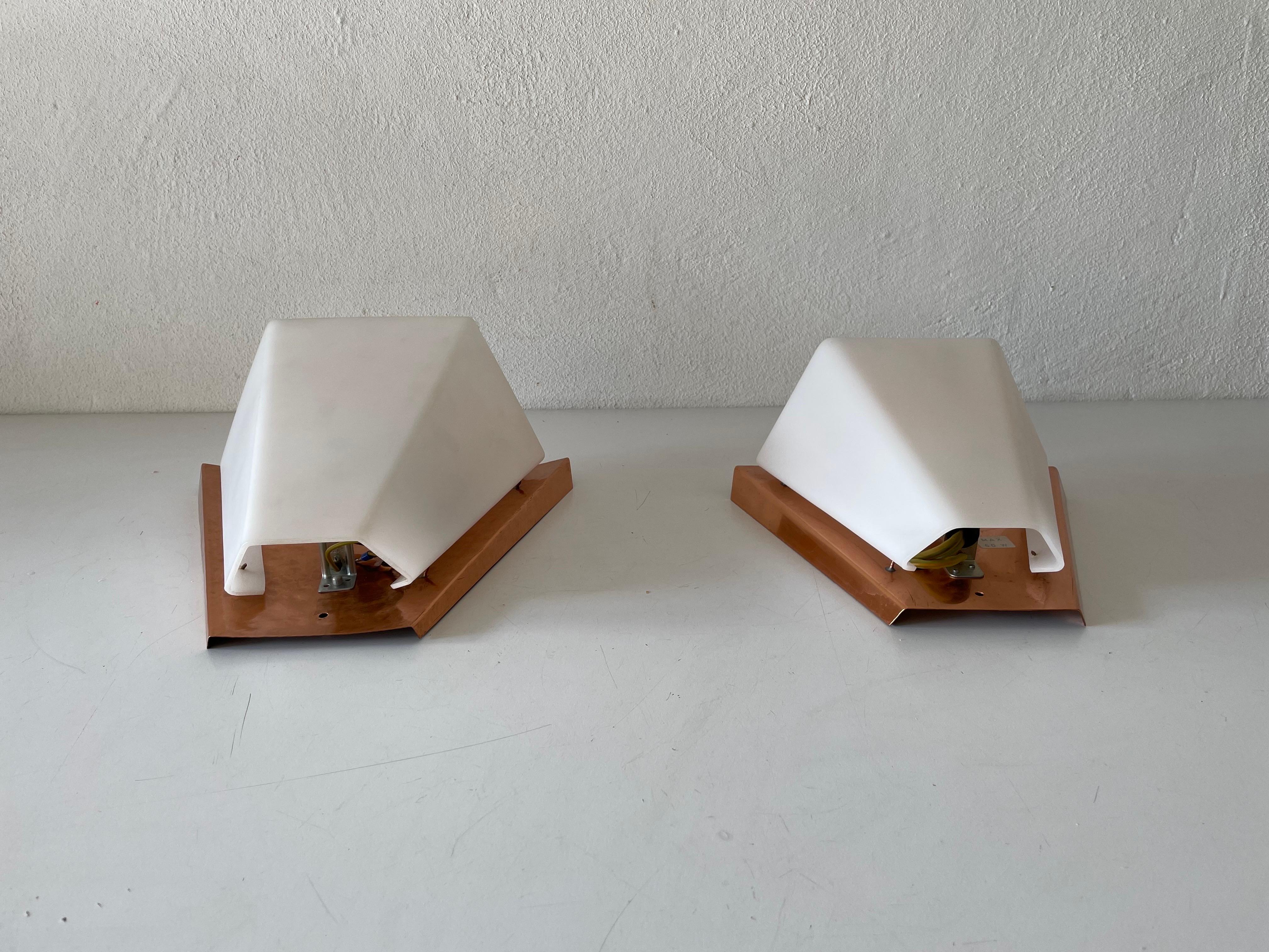 Mid-Century Modern Paire d'appliques en cuivre et plexiglas par Weckelweller Werkstätten, années 1950, Allemagne en vente