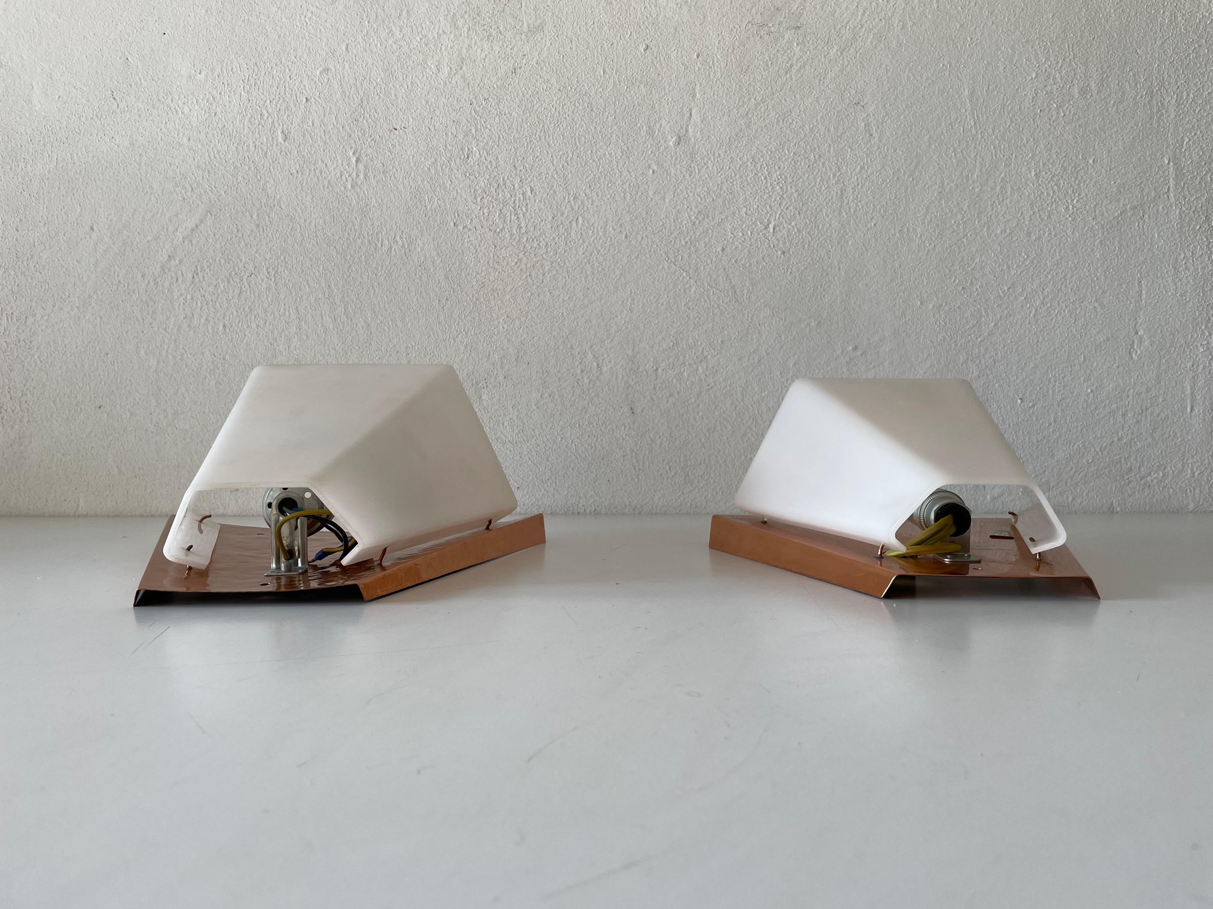 Allemand Paire d'appliques en cuivre et plexiglas par Weckelweller Werkstätten, années 1950, Allemagne en vente