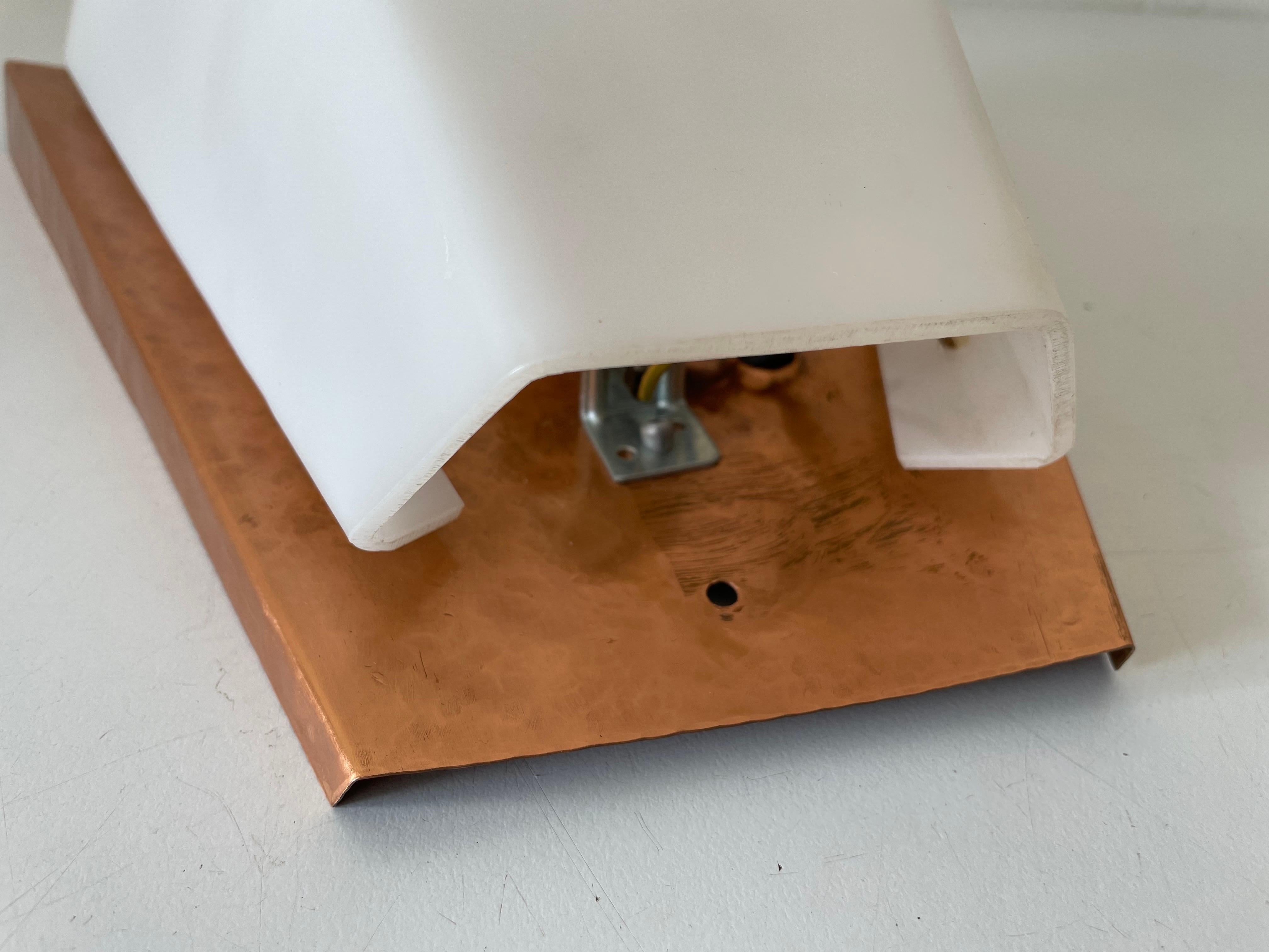 Milieu du XXe siècle Paire d'appliques en cuivre et plexiglas par Weckelweller Werkstätten, années 1950, Allemagne en vente