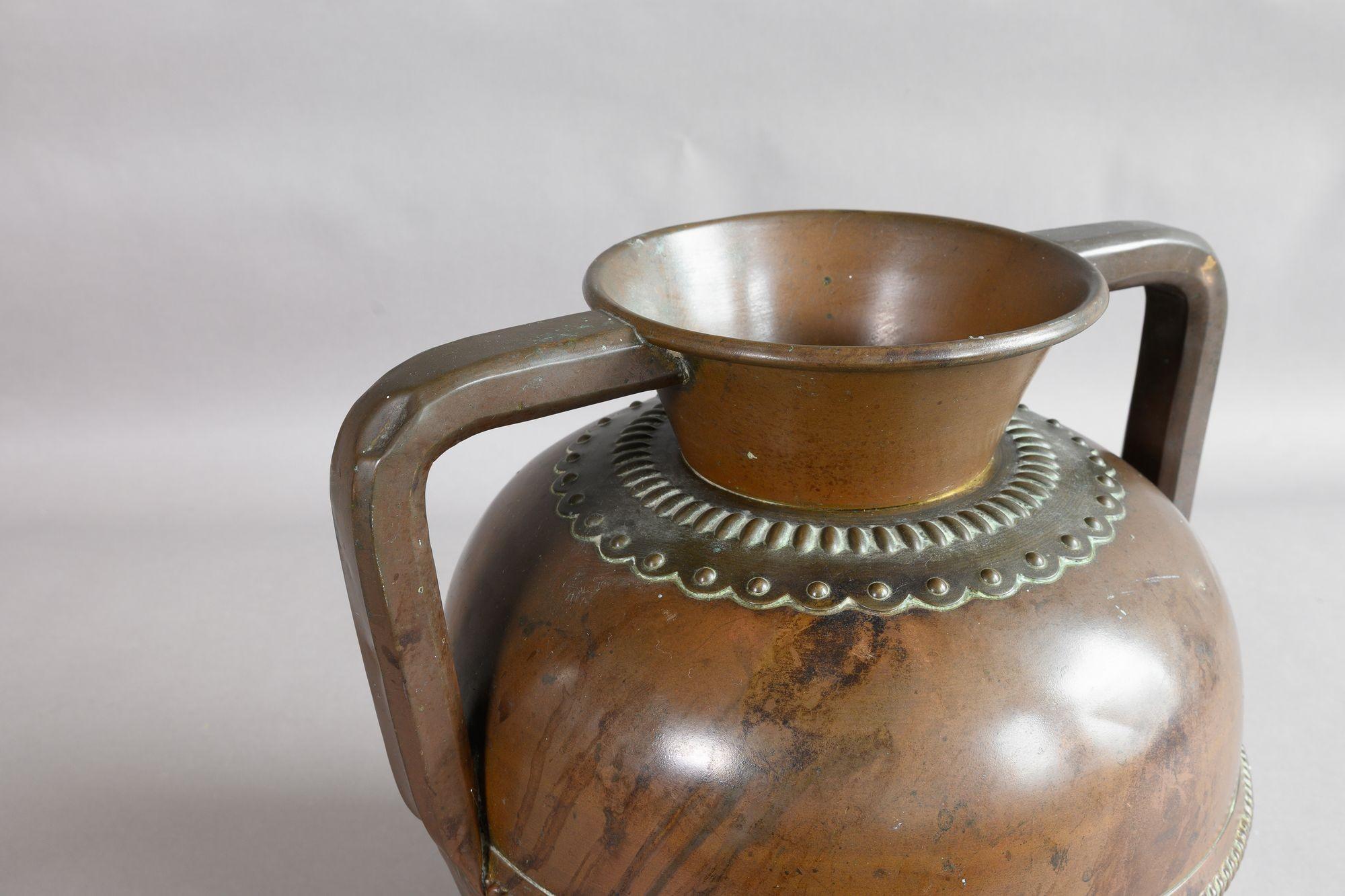 Pentola di rame a due manici. Circa 1920

H. 26,5 cm x L. 28 cm x P. 23 cm