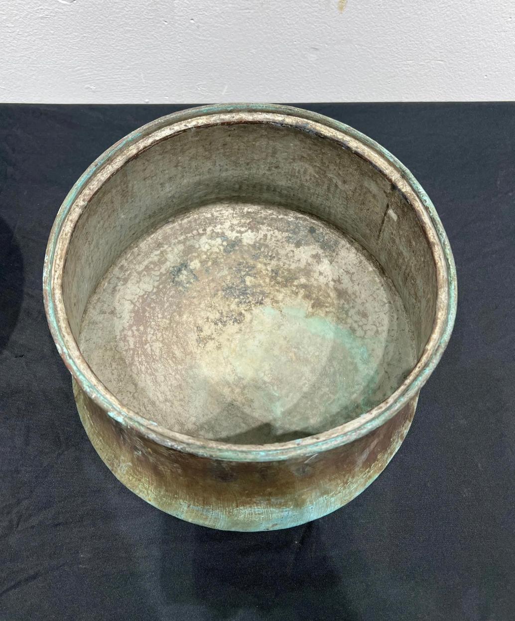 Cet ensemble exquis de pots en cuivre antique met en valeur la chaleur et le caractère que seul le temps peut créer. Fabriqué à la main à partir de cuivre massif, chaque pot présente une patine vieillie, racontant l'histoire de décennies