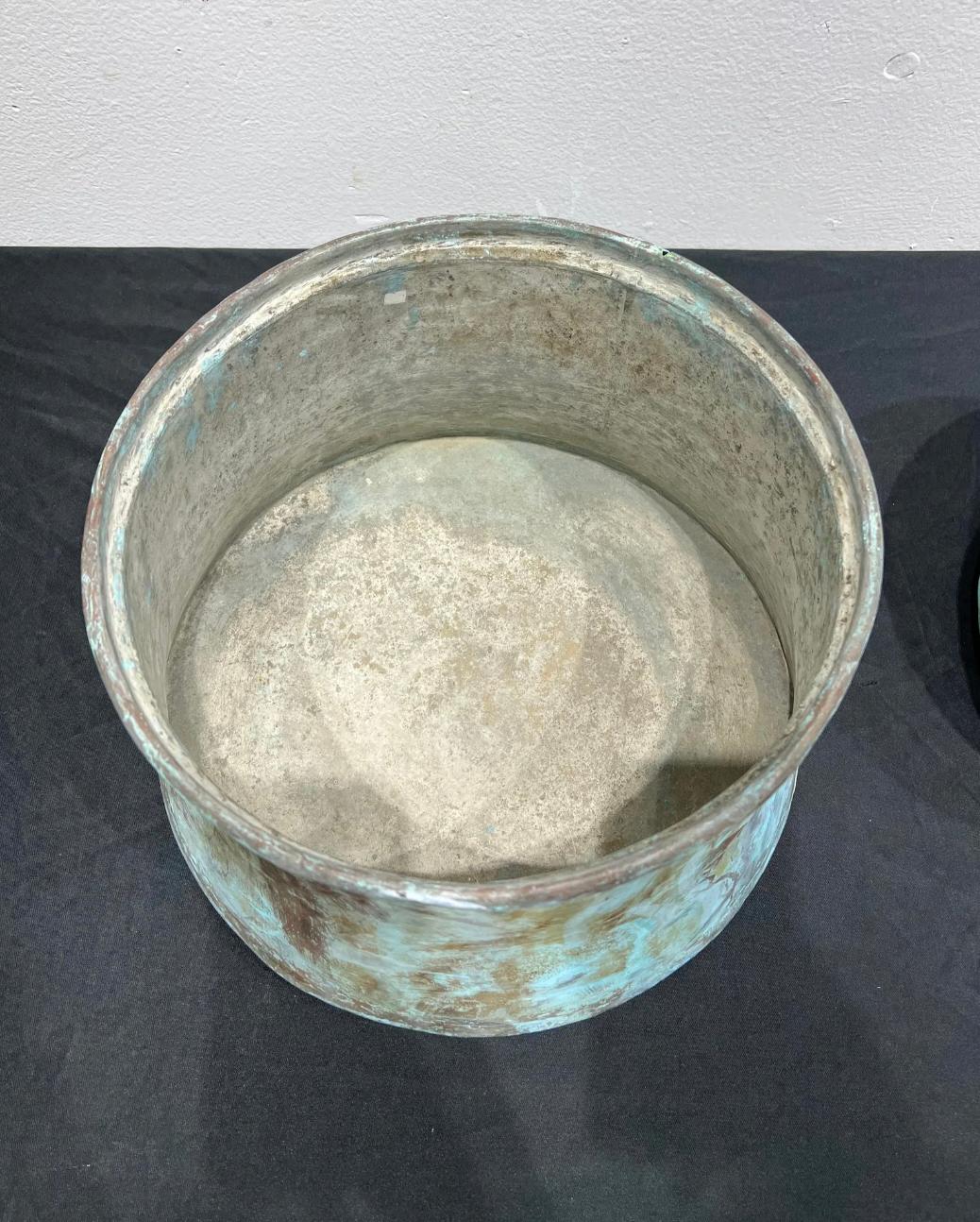 Français Pots en cuivre avec une belle patina en vente