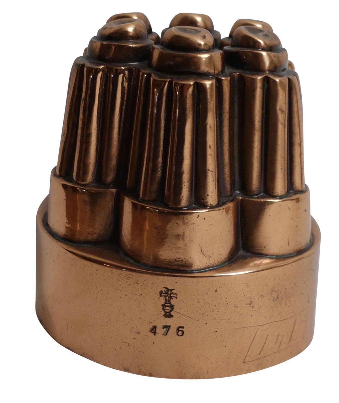 Questo stampo per budino in rame massiccio francese del XIX secolo è rivestito di stagno, presenta una bella patina ed è in ottime condizioni per la sua età.



 