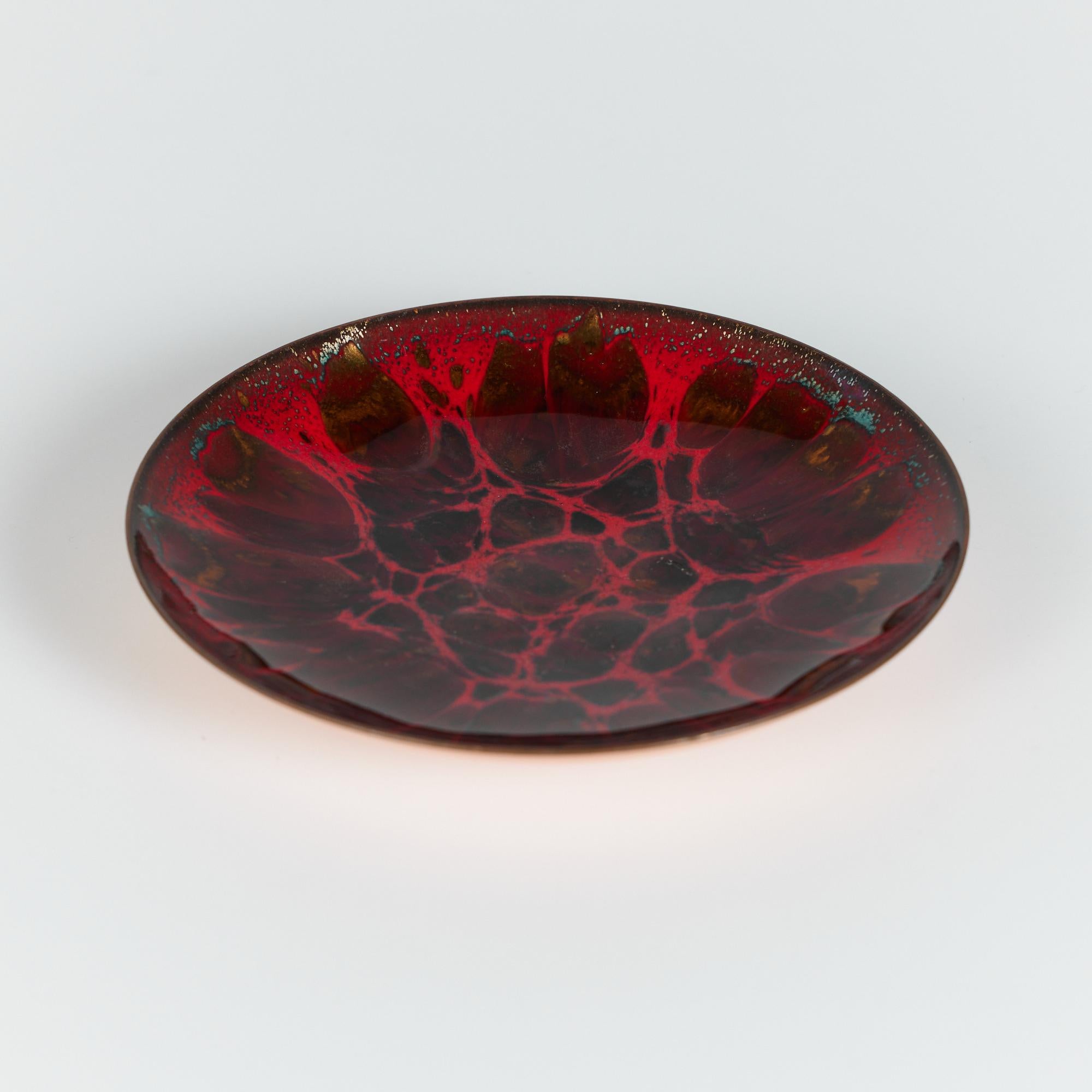 Copper plate by San Francisco artist Win Ng, circa1960s USA. A beautiful red enameled catchall or simply a décor piece. The dish features a technique that creates an asymmetrical pattern by fusing powdered glass to metal.
Signed Win Ng San