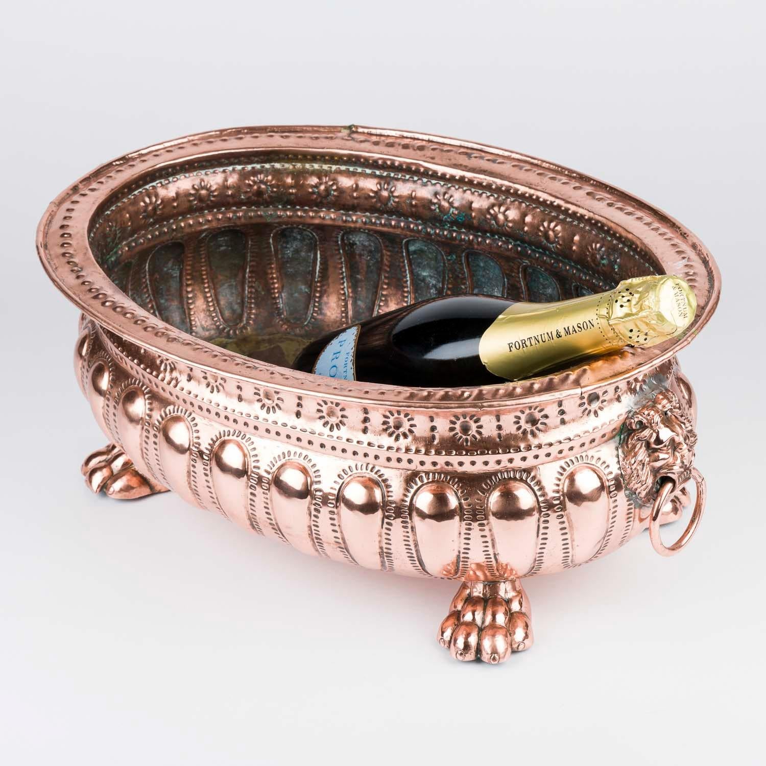 Jardinière en cuivre repoussé avec poignées en anneau en forme de tête de lion et pieds en patte d'oie en vente 5