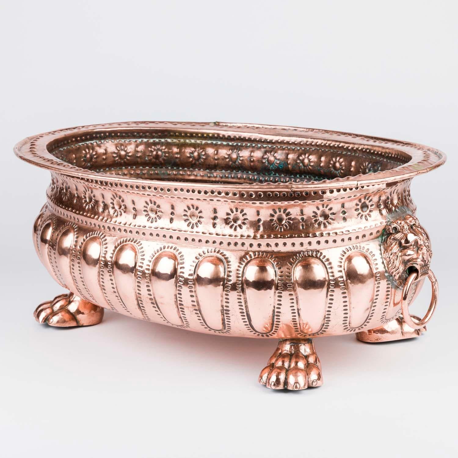 Jardinière en cuivre repoussé avec poignées en anneau en forme de tête de lion et pieds en patte d'oie en vente 6