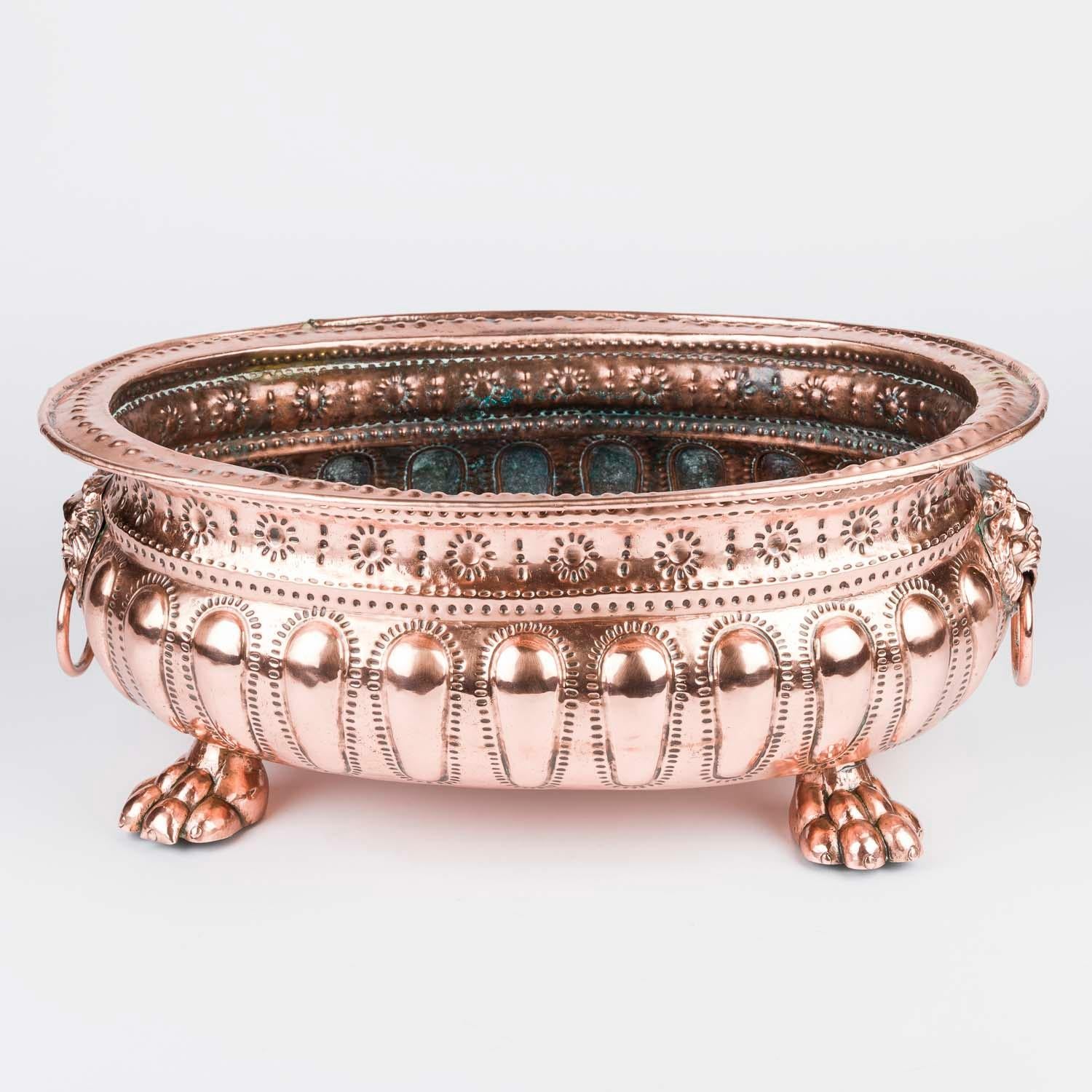 Jardinière en cuivre repoussé avec poignées en anneau en forme de tête de lion et pieds en patte d'oie Bon état - En vente à London, GB