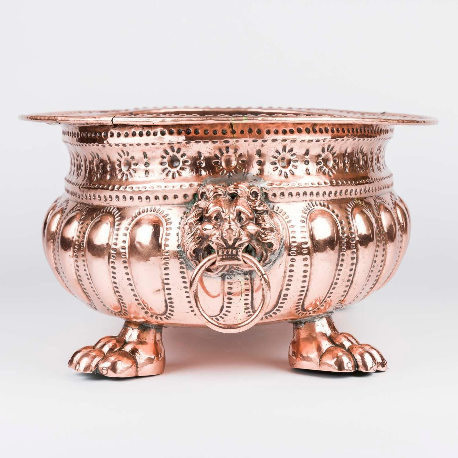 XIXe siècle Jardinière en cuivre repoussé avec poignées en anneau en forme de tête de lion et pieds en patte d'oie en vente