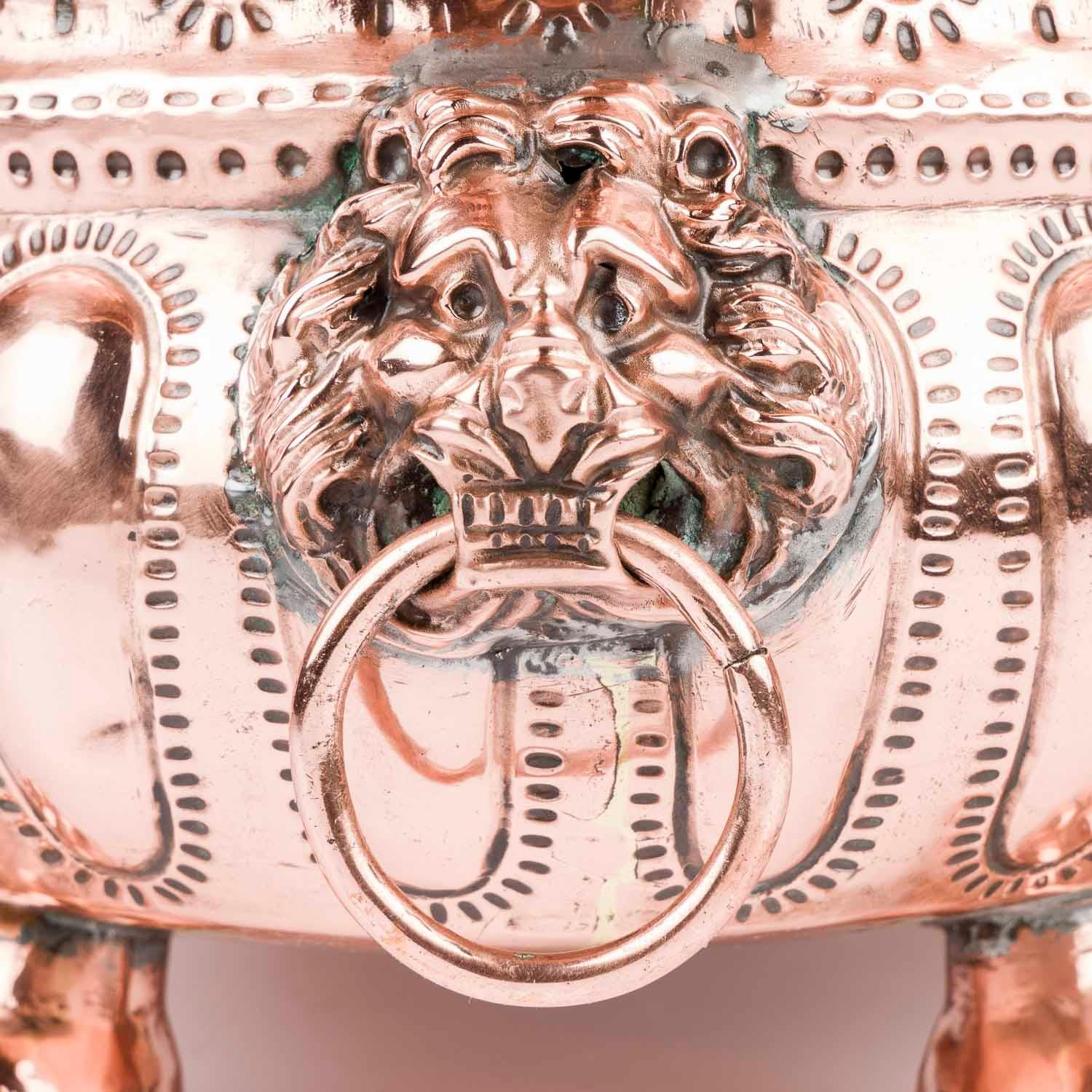 Cuivre Jardinière en cuivre repoussé avec poignées en anneau en forme de tête de lion et pieds en patte d'oie en vente