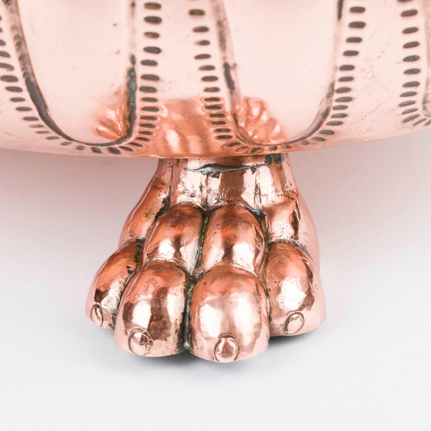 Jardinière en cuivre repoussé avec poignées en anneau en forme de tête de lion et pieds en patte d'oie en vente 1