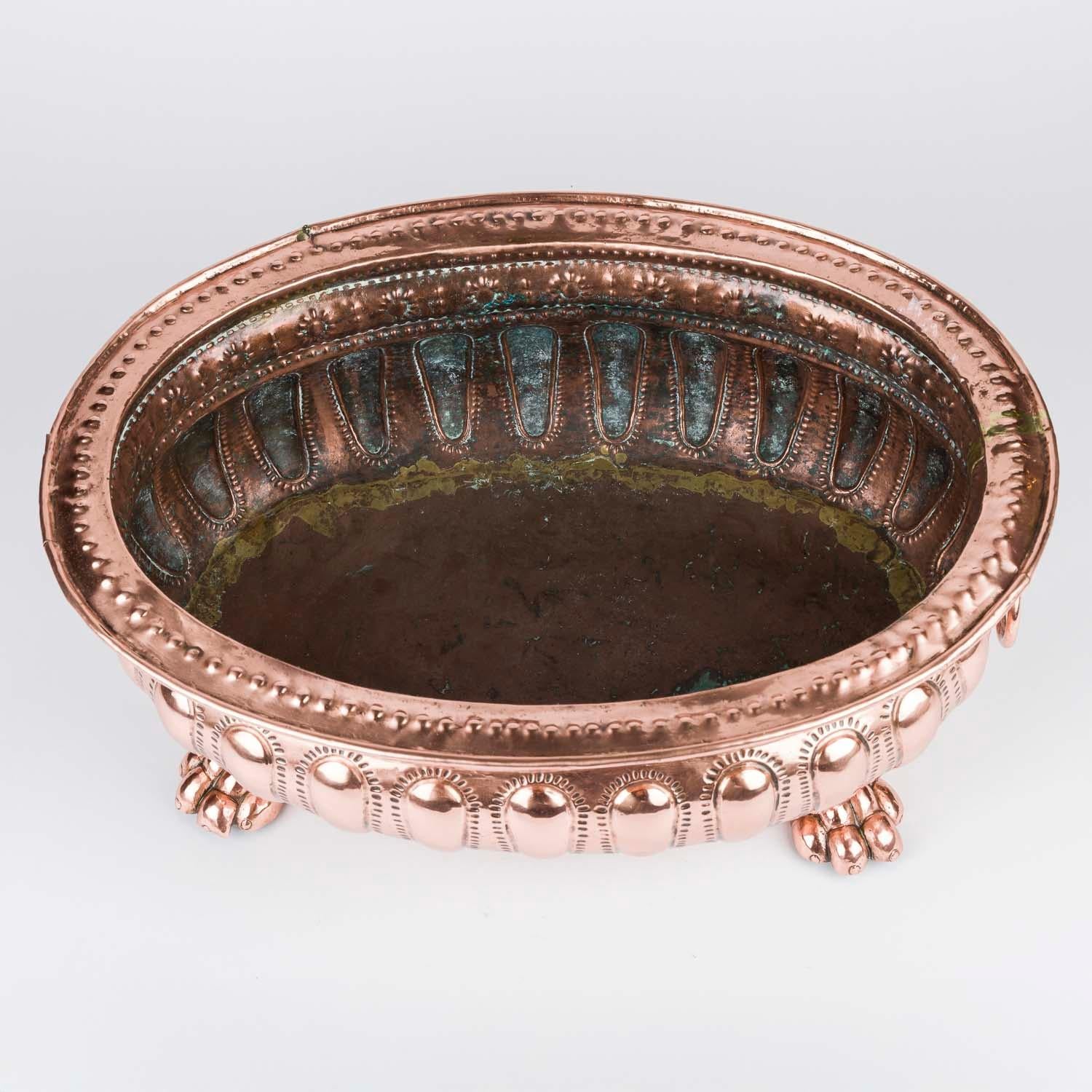 Jardinière en cuivre repoussé avec poignées en anneau en forme de tête de lion et pieds en patte d'oie en vente 4