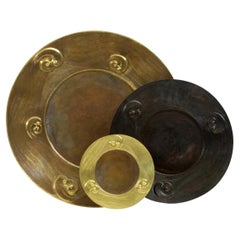 Assiette en cuivre repoussé 22 pouces de diamètre, fabriquée à la main en Inde par Stephanie Odegard