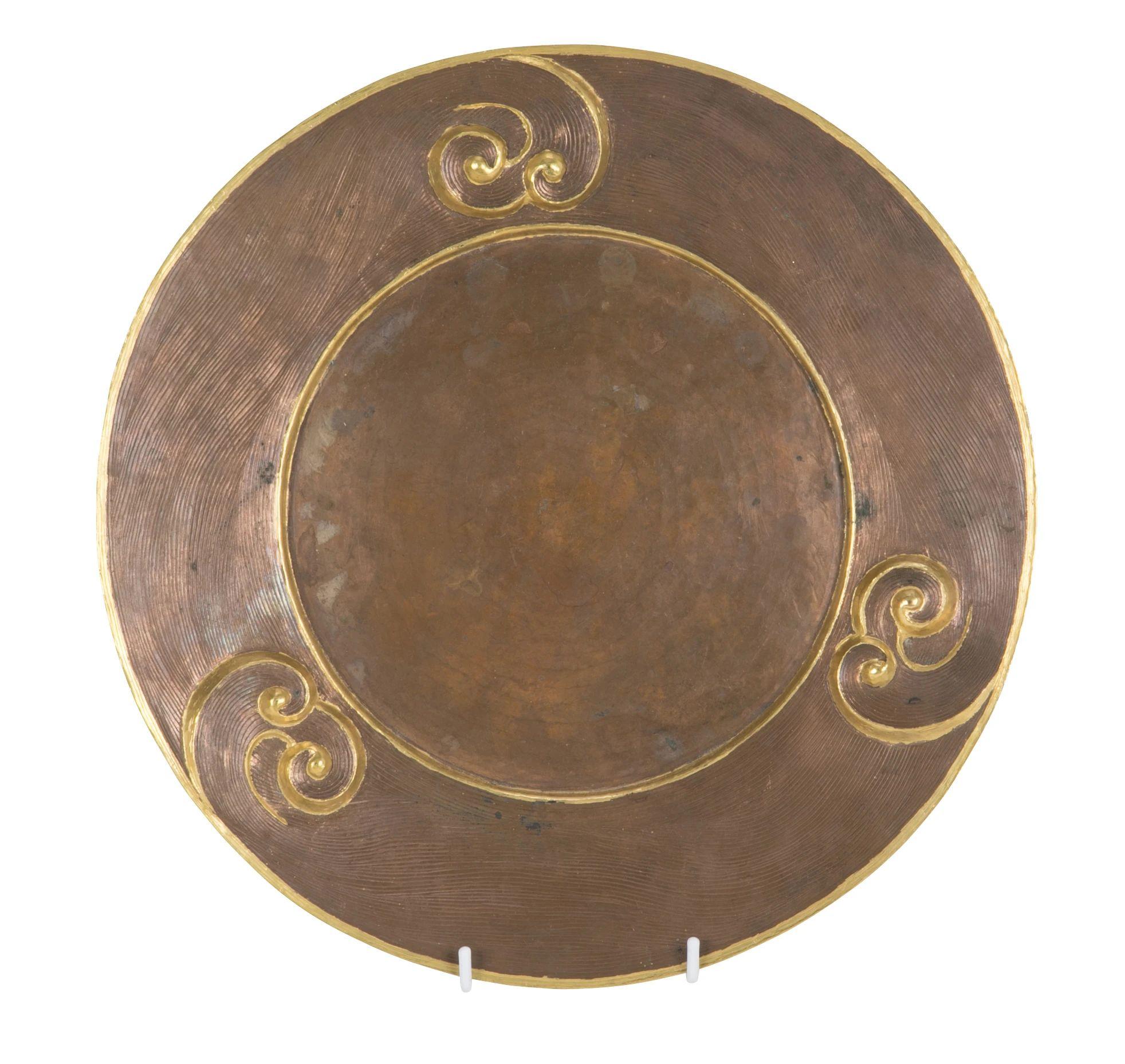 Népalais Assiette en cuivre repoussé 22 pouces de diamètre, fabriquée à la main en Inde par Stephanie Odegard en vente