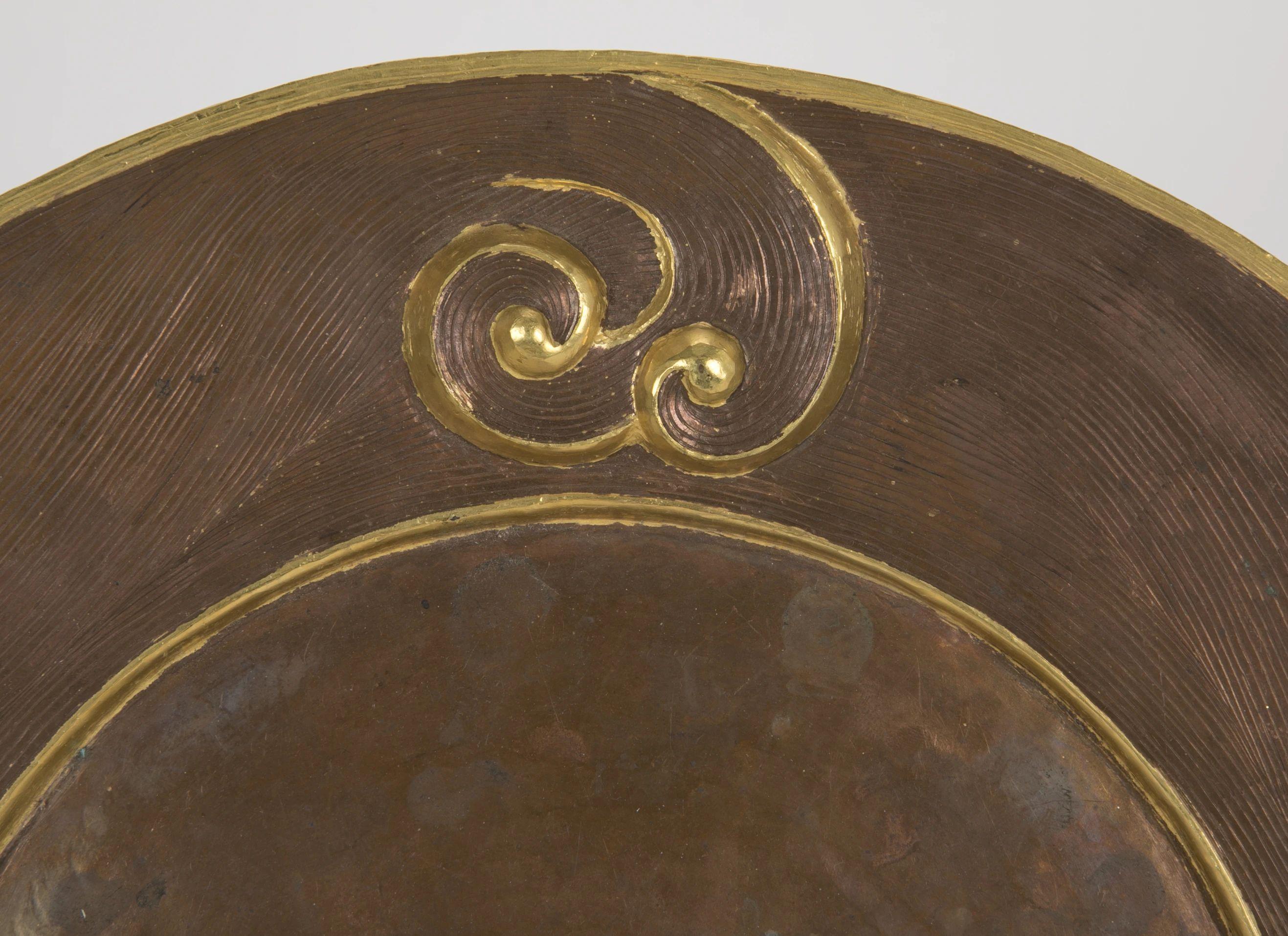 20ième siècle Assiette en cuivre repoussé 22 pouces de diamètre, fabriquée à la main en Inde par Stephanie Odegard en vente