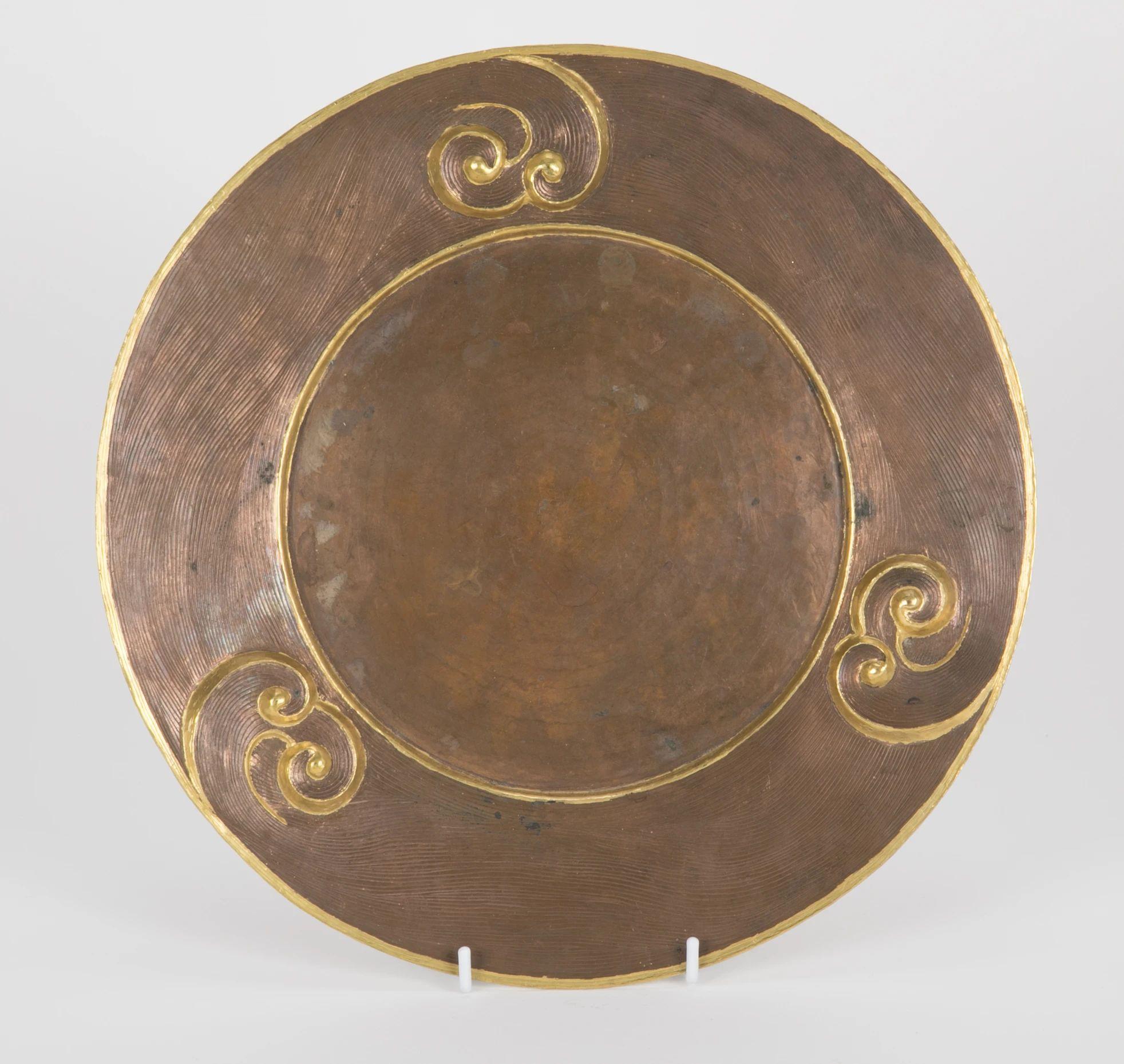 20ième siècle Assiette en cuivre repoussé 31 pouces de diamètre, fabriquée à la main en Inde par Stephanie Odegard en vente