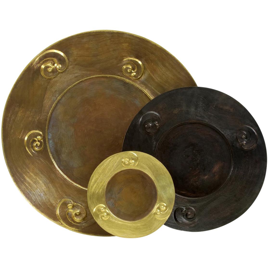 Assiette en cuivre repoussé 31 pouces de diamètre, fabriquée à la main en Inde par Stephanie Odegard en vente