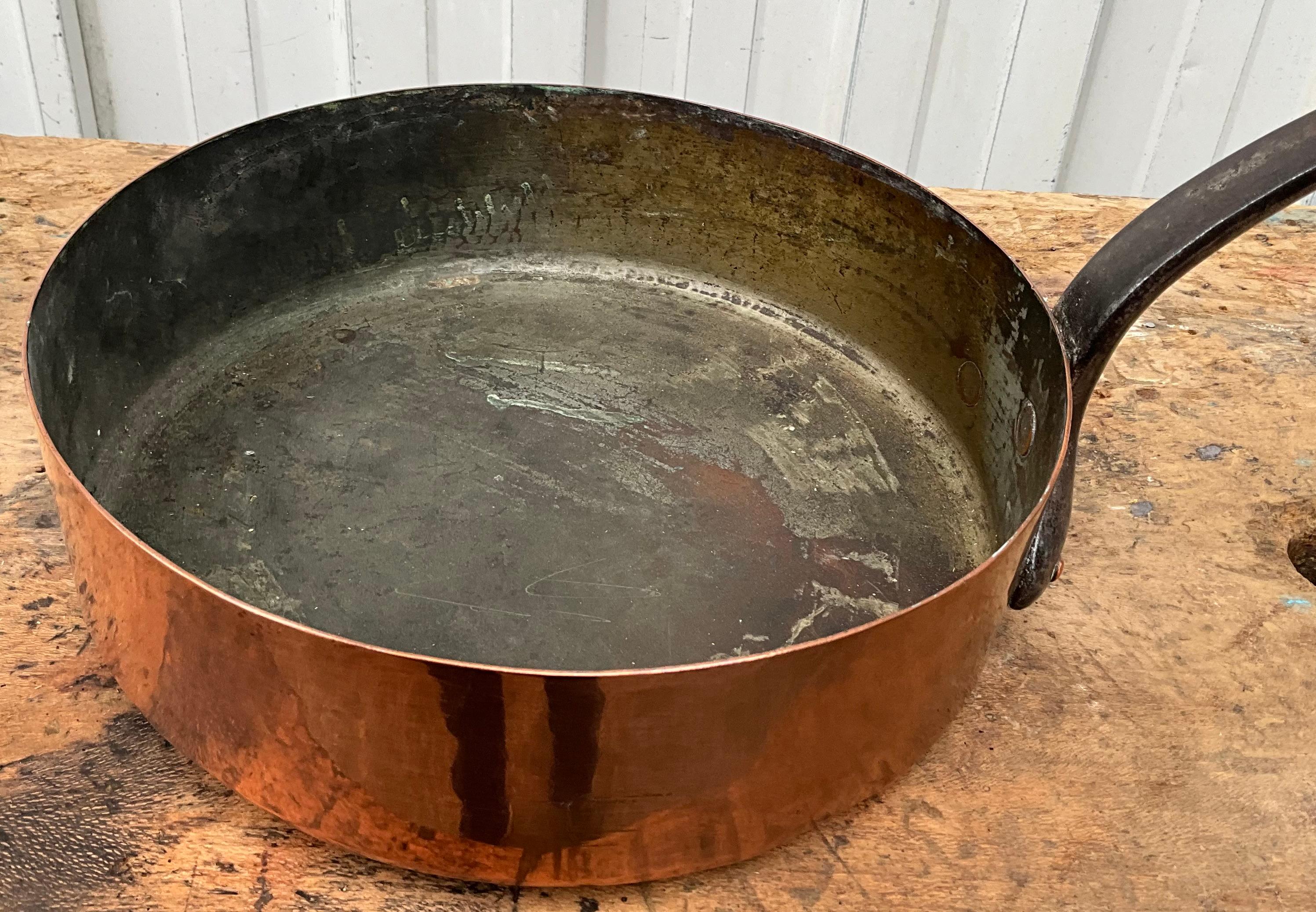 copper sauté pan french 19th century In Good Condition For Sale In SAINT-CLÉMENT-DE-LA-PLACE, FR