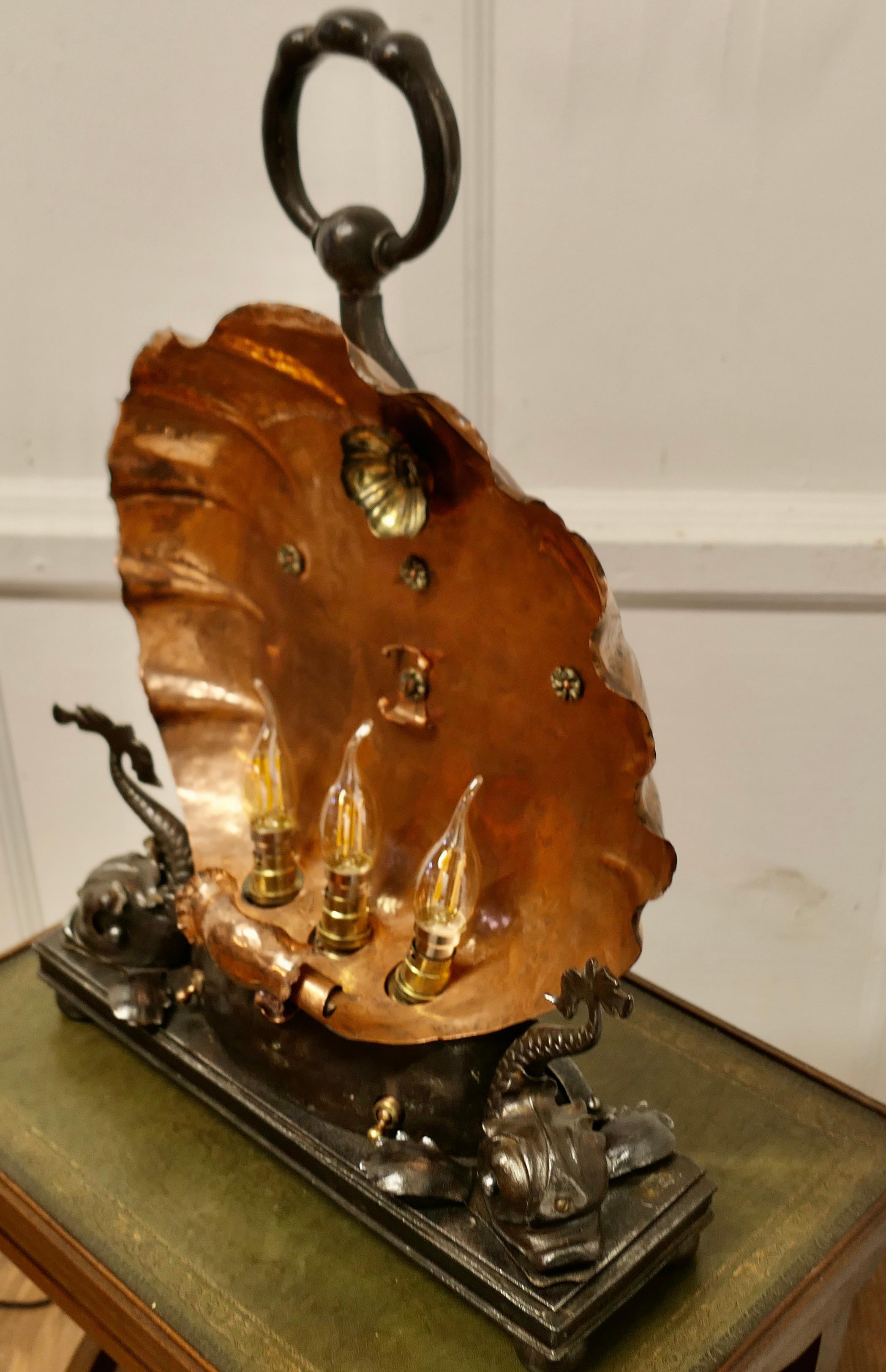  Kupferne Jakobsmuschel mit Delphinen,  Elektrische Tischlampe,   Ein prächtiges Stück im Zustand „Gut“ im Angebot in Chillerton, Isle of Wight