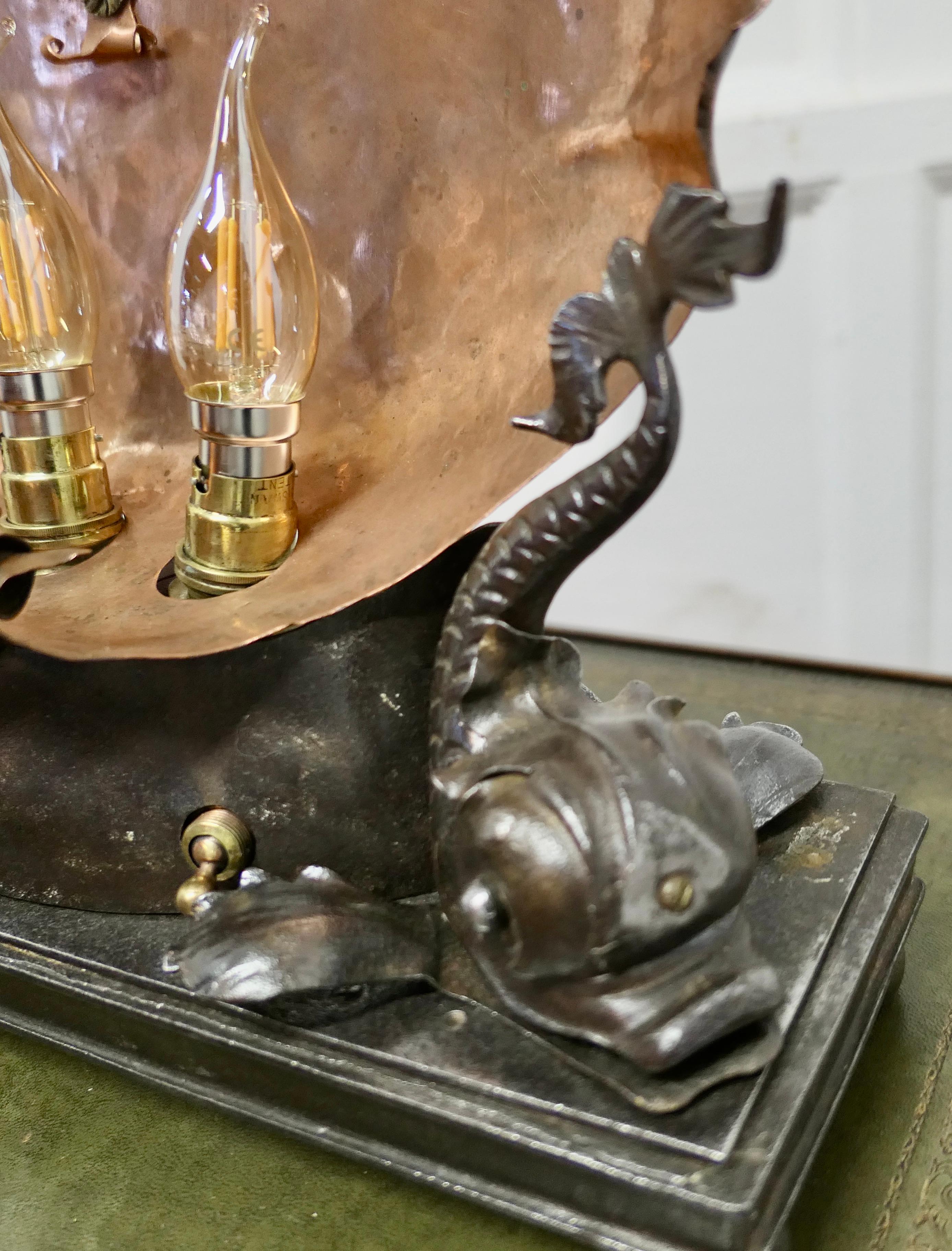  Kupferne Jakobsmuschel mit Delphinen,  Elektrische Tischlampe,   Ein prächtiges Stück (Frühes 20. Jahrhundert) im Angebot