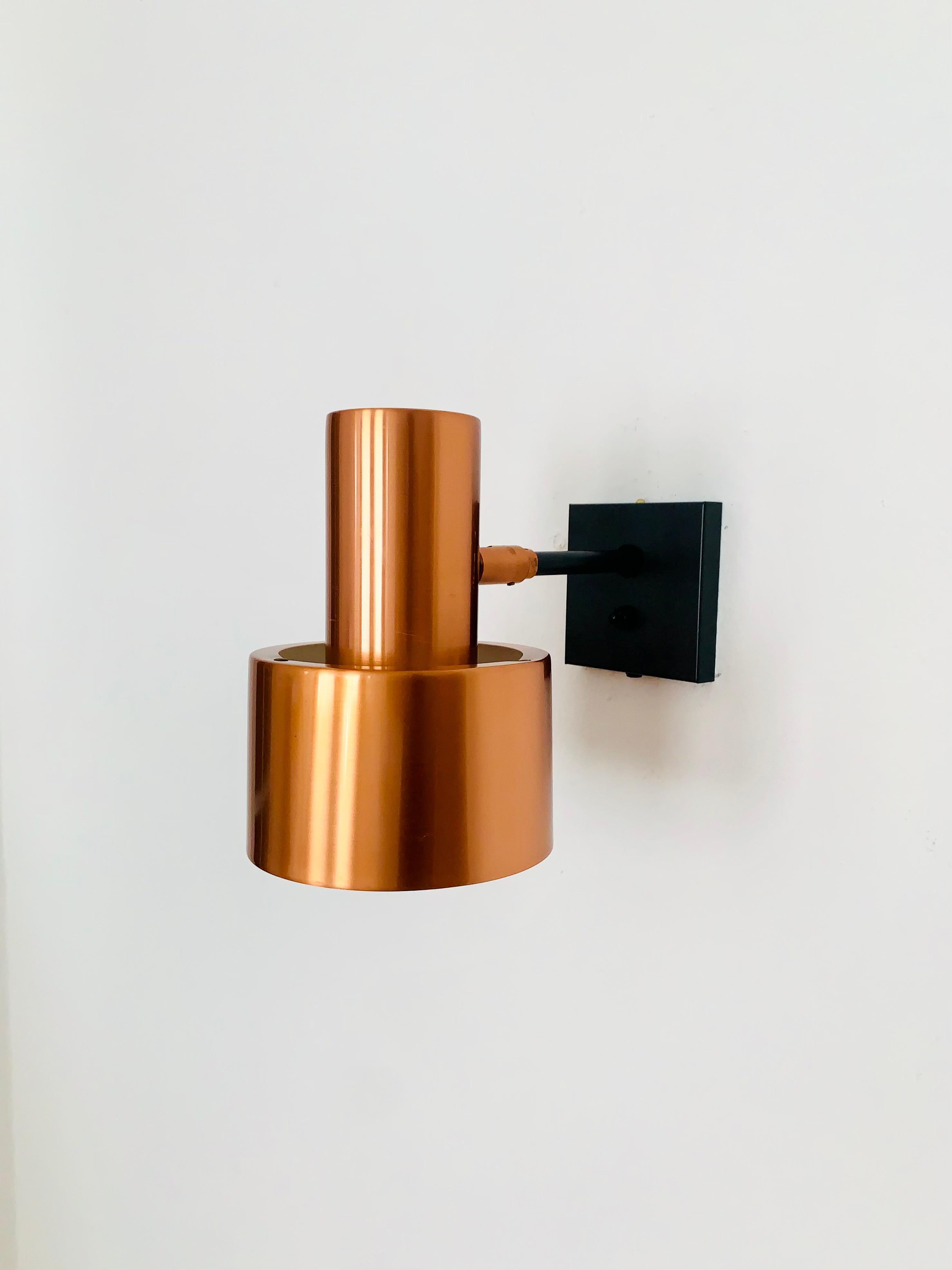 Very beautiful and impressive copper wall lamp from the 1960s.
Contemporary design and a highlight for every room.
A cozy light is created.

Manufacturer: Fog and Morup
Design: Jo Hammerborg

Condition:

Very good vintage condition with slight signs