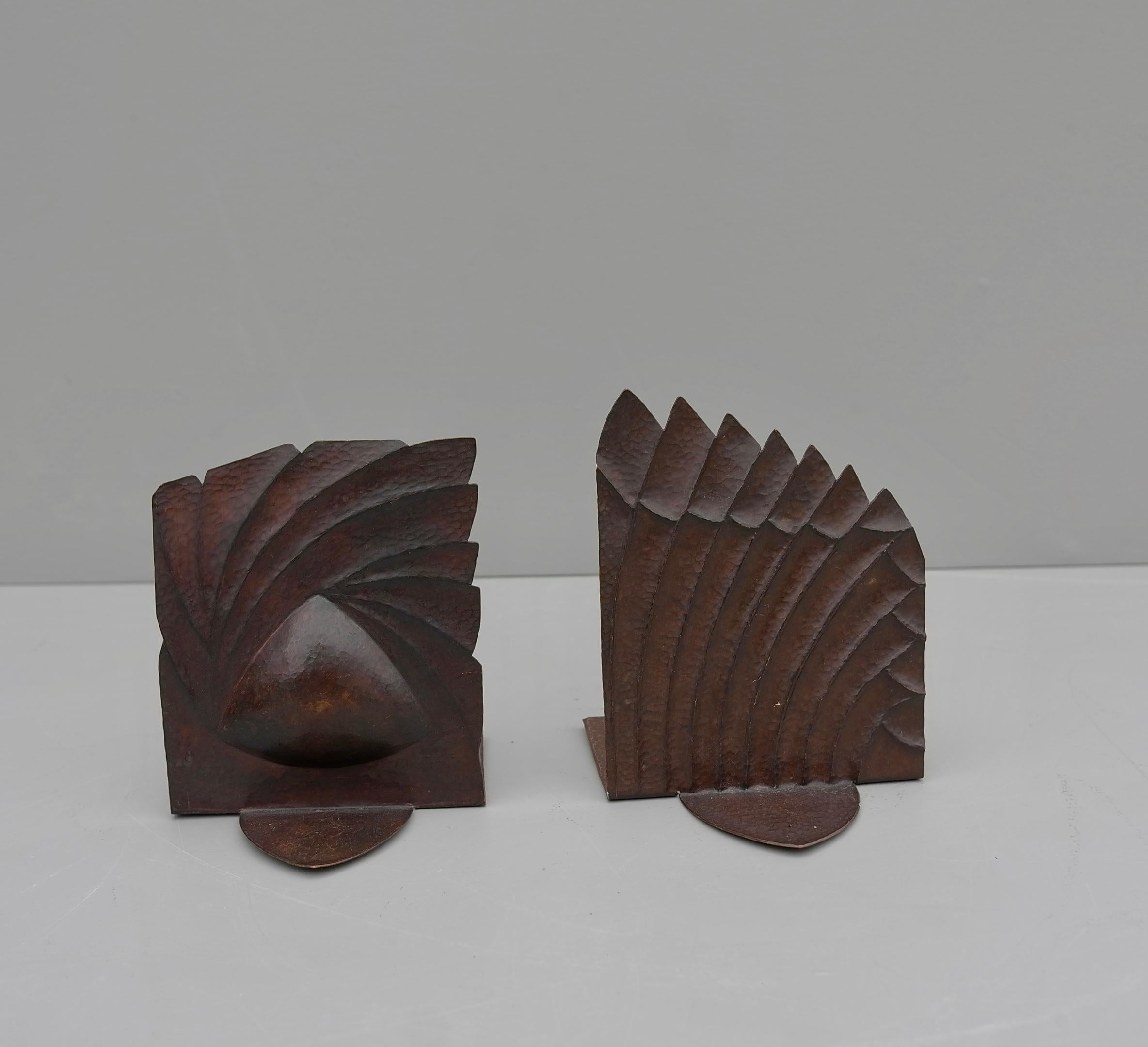 Copper sculptural Art Deco bookends midcentury, France, 1930s.

The pair has different sizes: 16 cm x 13cm and 17.5 cm x 14 cm.