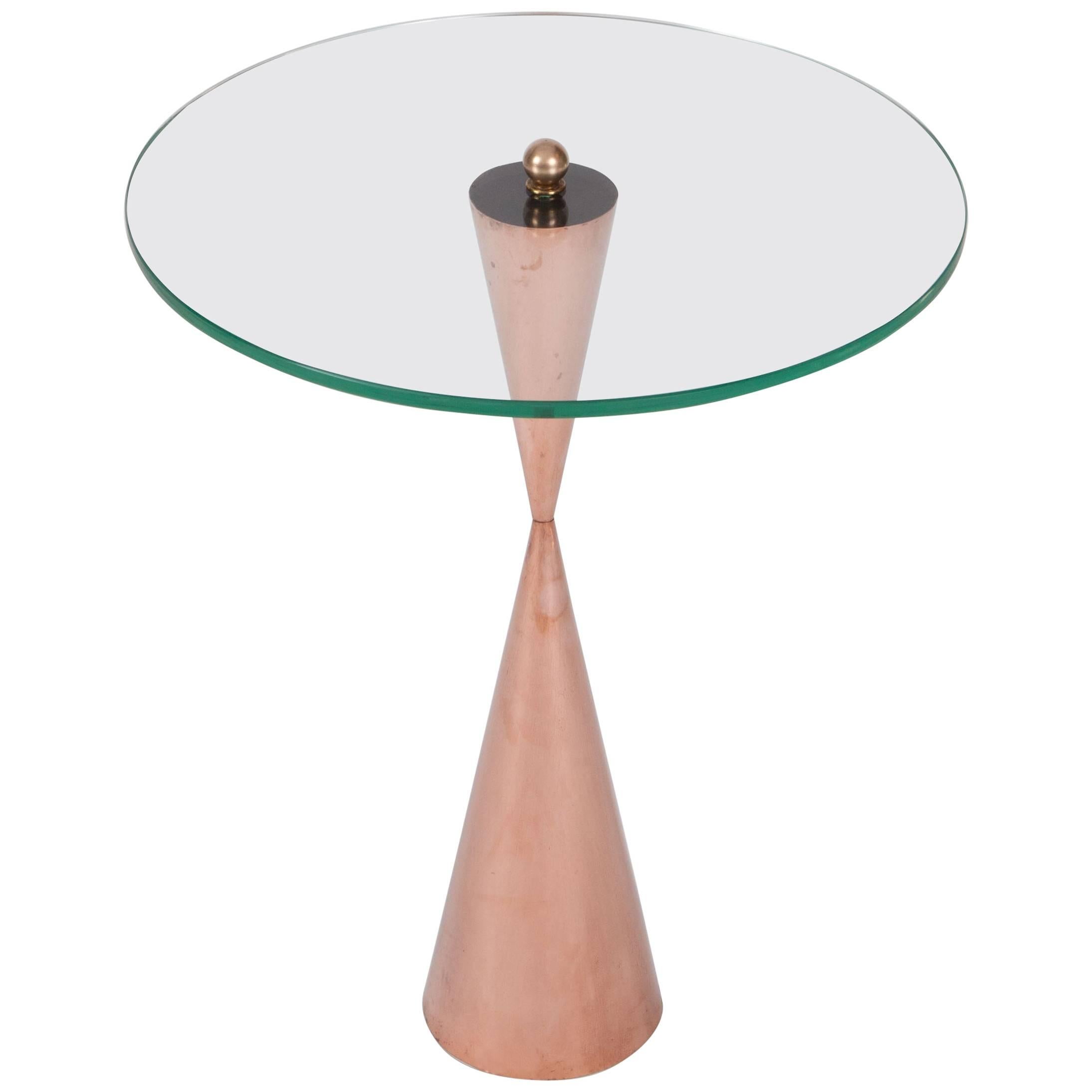 Postmoderne Table d'appoint en cuivre avec plateau en verre en vente