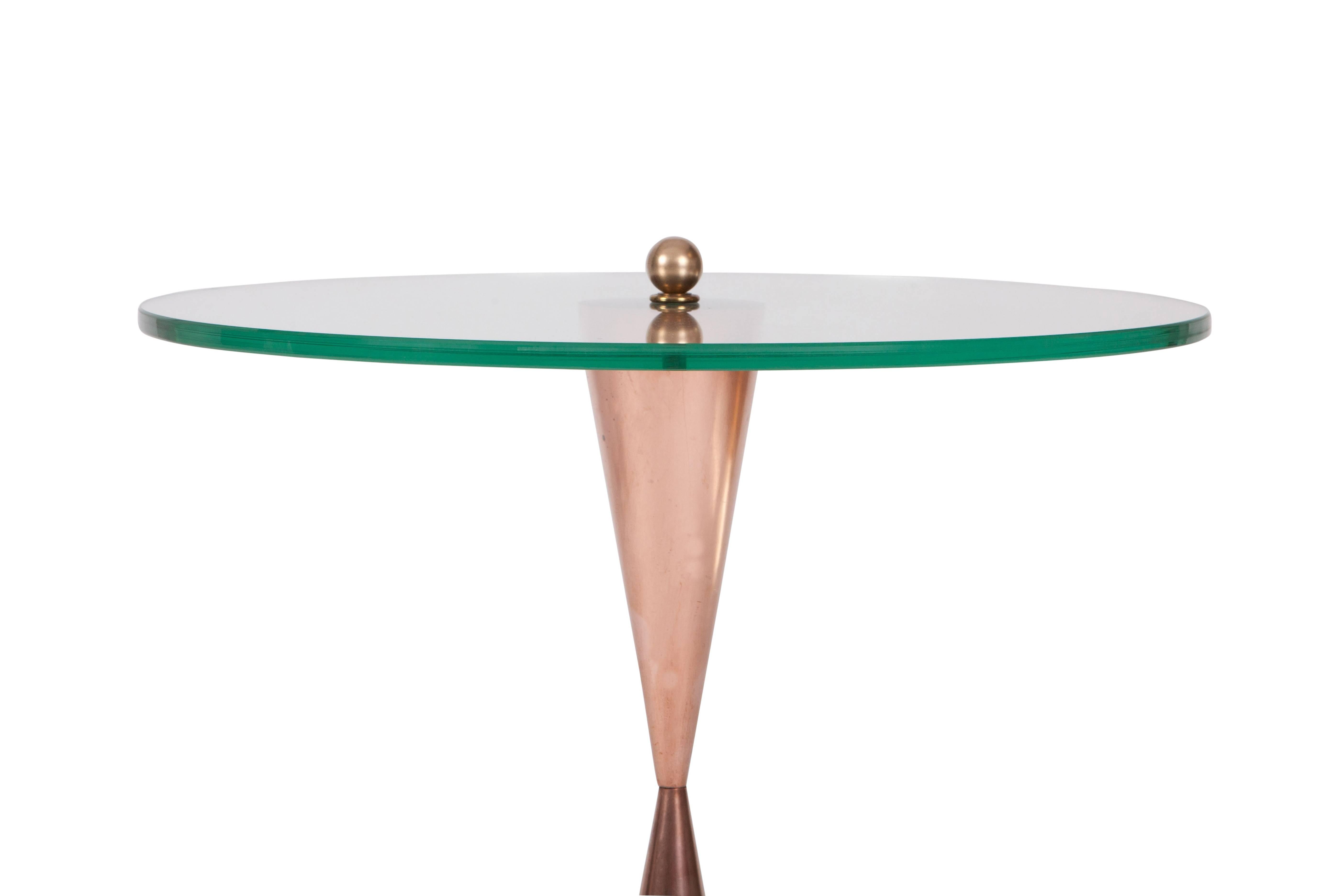 Européen Table d'appoint en cuivre avec plateau en verre en vente