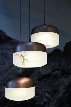 Petite lampe suspendue en cuivre par United Alabaster