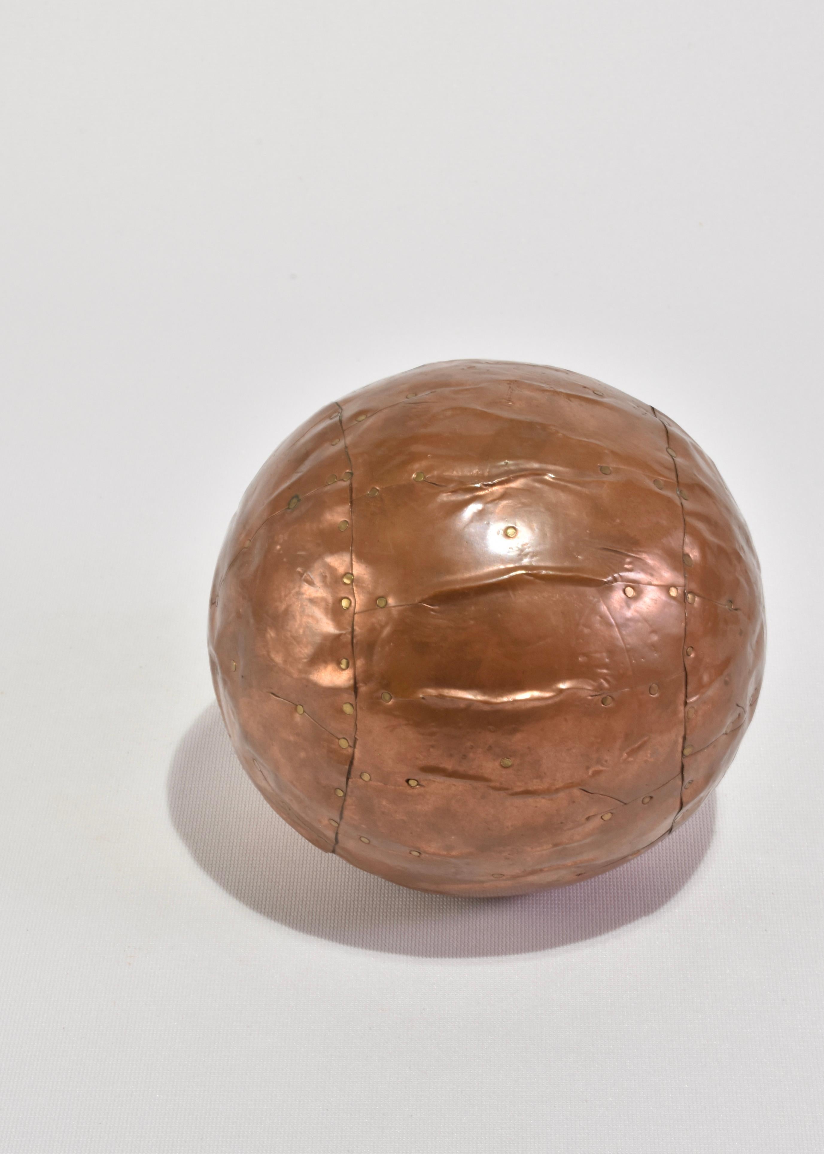Fatto a mano Scultura a sfera in rame in vendita