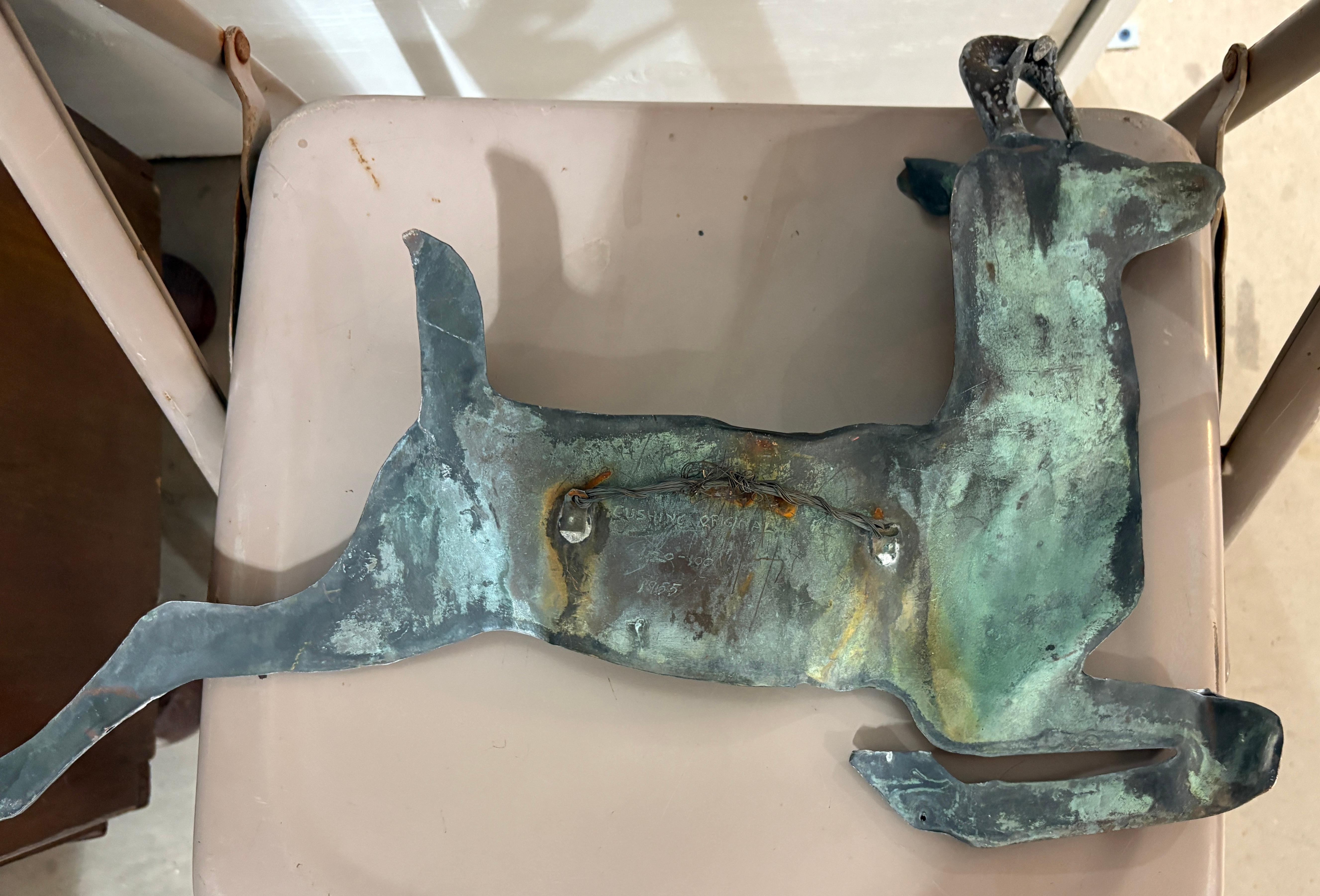 Questa scultura di cervo molto folcloristica e lavorata a mano è firmata Cushing e datata 1955, non so se si tratti di una data o di un numero di fabbrica.
Fantastica arte da parete.