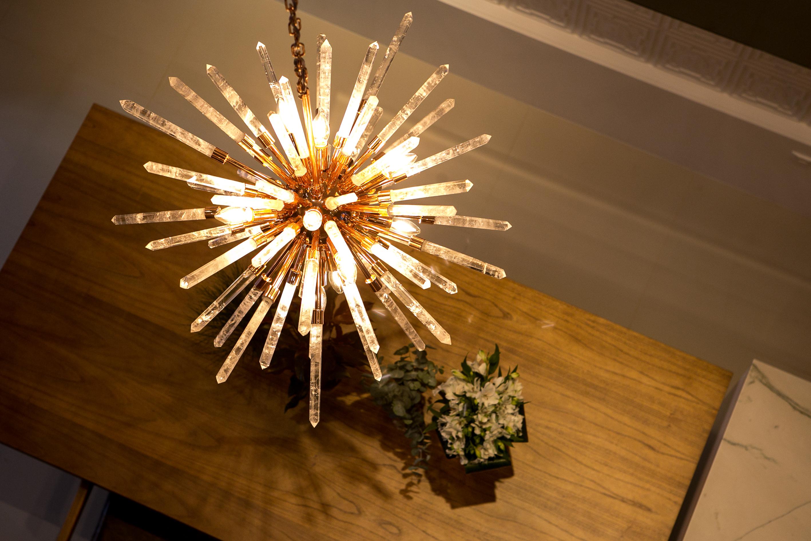 Lampada a sospensione in quarzo bianco e rame di Aver
Dimensioni: P 84 x L 84 x H 100 cm.
Illuminazione: diciotto E14.
Finitura: foglia d'argento, foglia d'argento antico, foglia d'oro, foglia d'oro antico, foglia di rame, ruggine, golf rosa,
