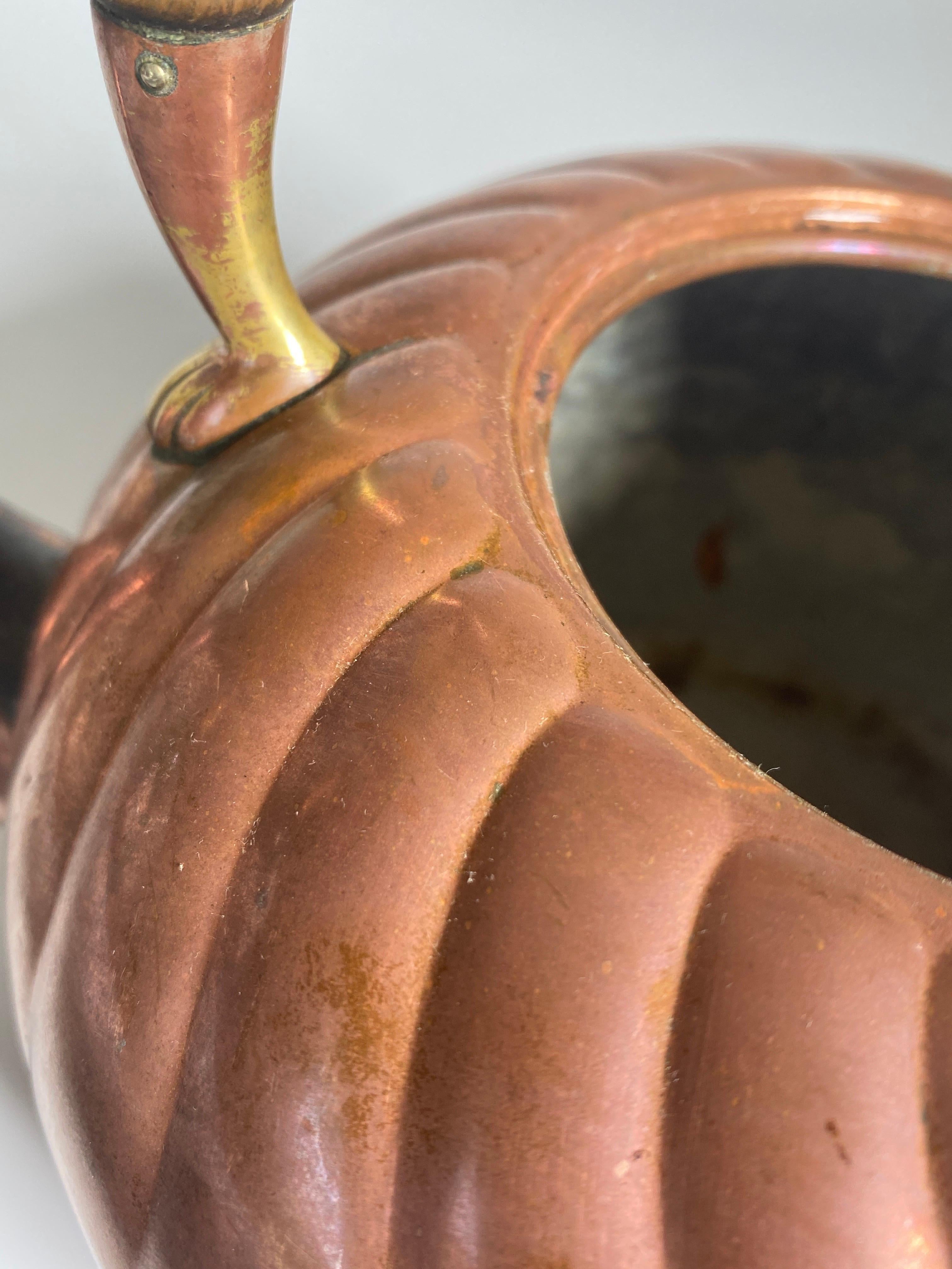 Dieser Artikel ist eine Teekanne. Es wurde in Österreich um 1900 hergestellt.
Mit einem Griff aus Holz und Messing.