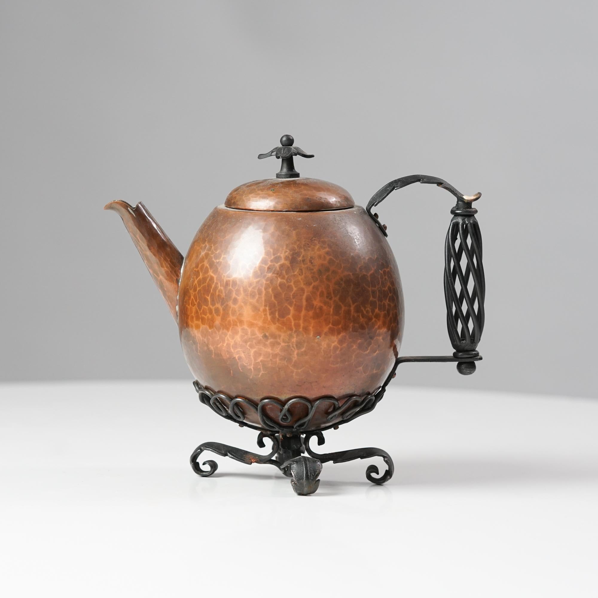 Copper teapot, manufactured by Taidetakomo Hakkarainen from the early 20th Century. Copper and forged iron. Good vintage condition, patina and minor wear consistent with age and use. 
