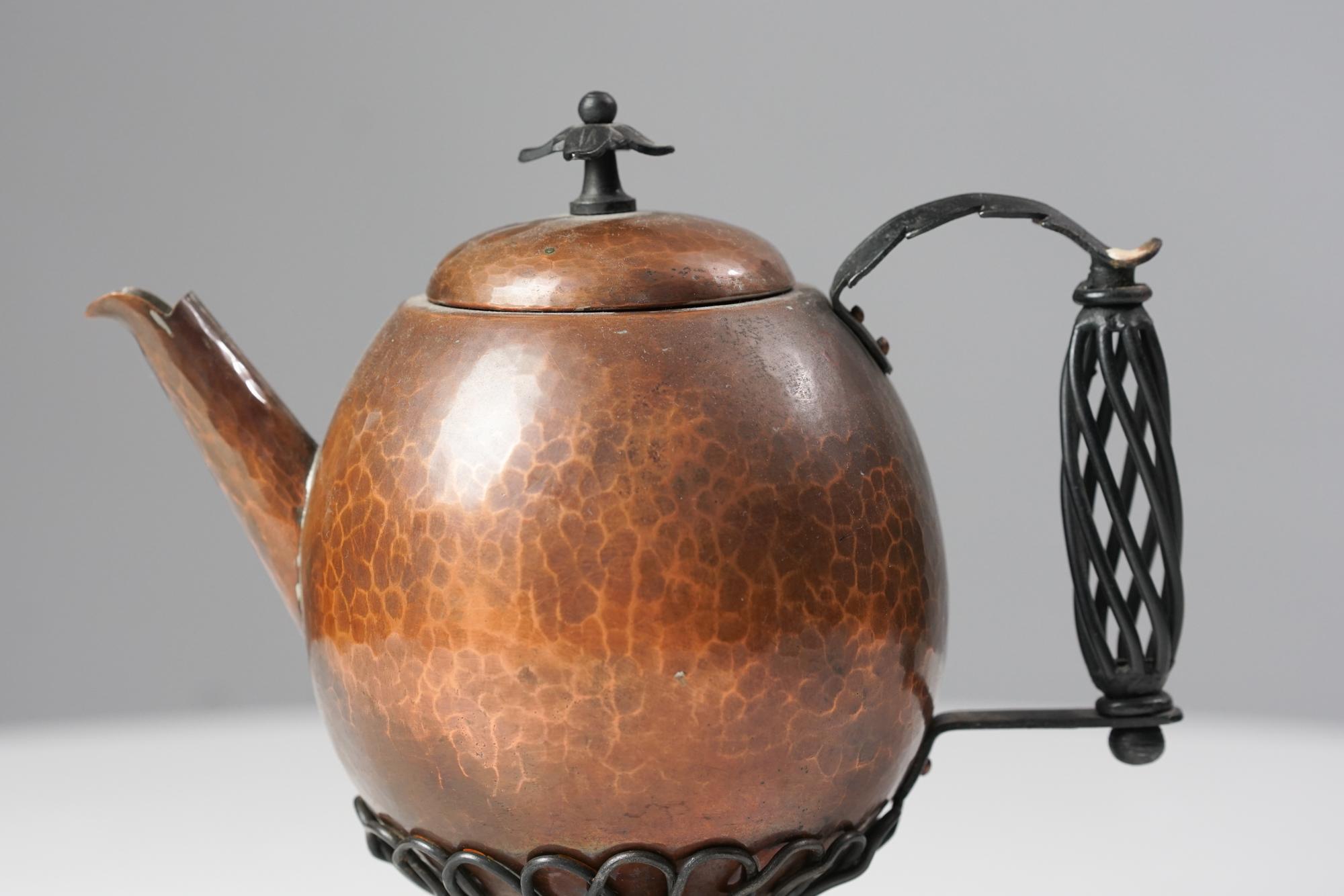 Kupfer-Teekanne, Taidetakomo Hakkarainen, frühes 20. Jahrhundert (Art déco) im Angebot