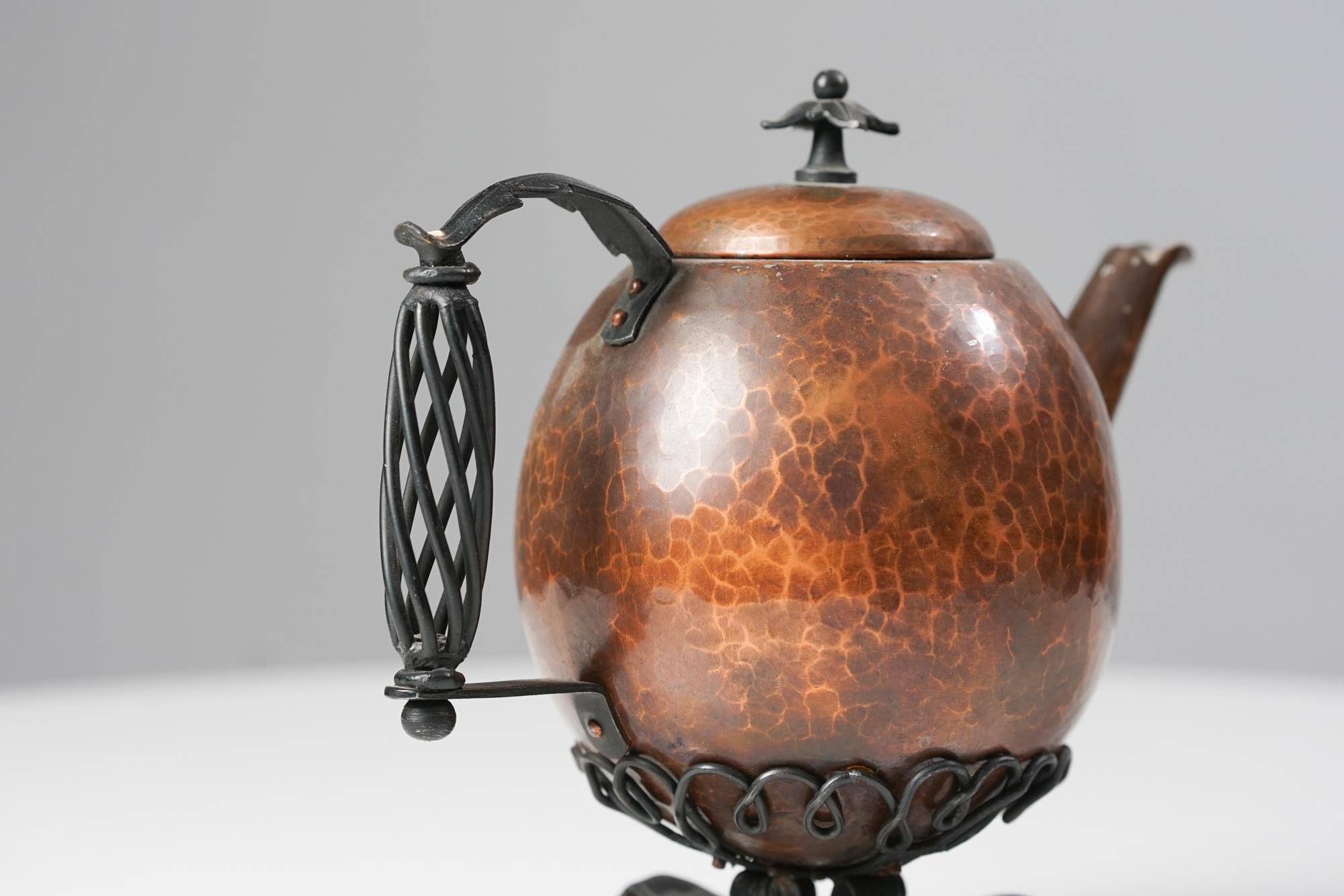 Finnish Copper teapot, Taidetakomo Hakkarainen, early 20th Century For Sale