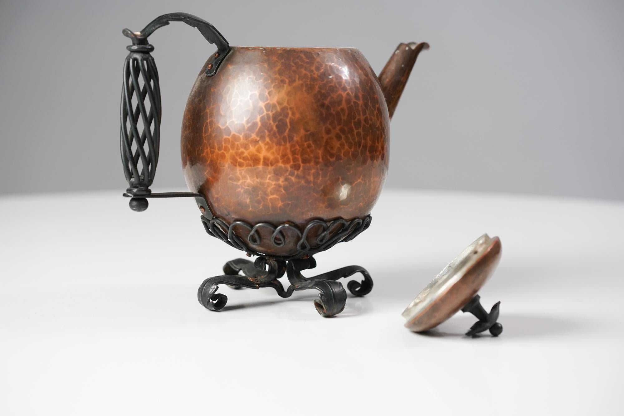 Kupfer-Teekanne, Taidetakomo Hakkarainen, frühes 20. Jahrhundert (Geschmiedet) im Angebot