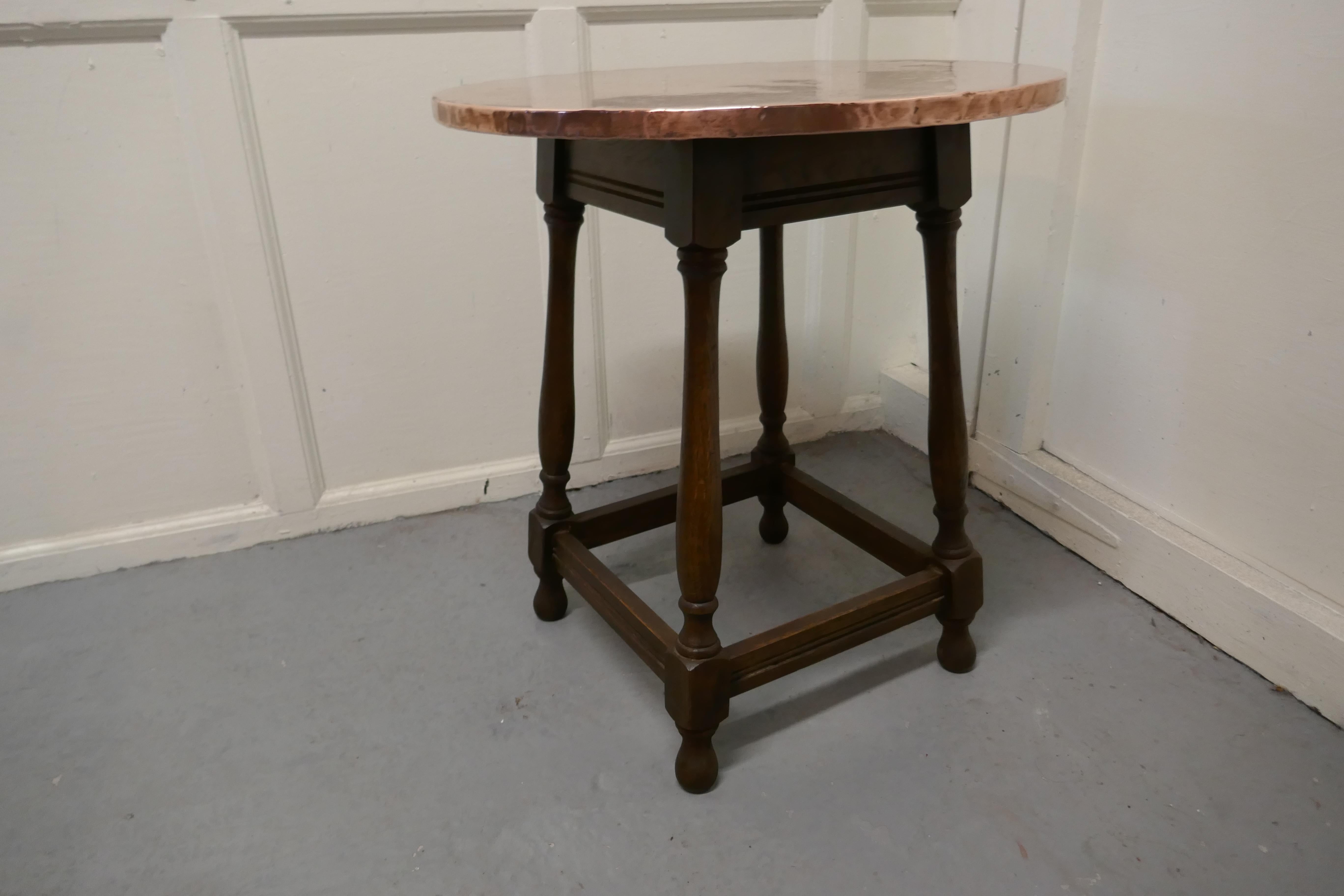 20ième siècle Table de taverne ou table d'appoint surmontée de cuivre en vente