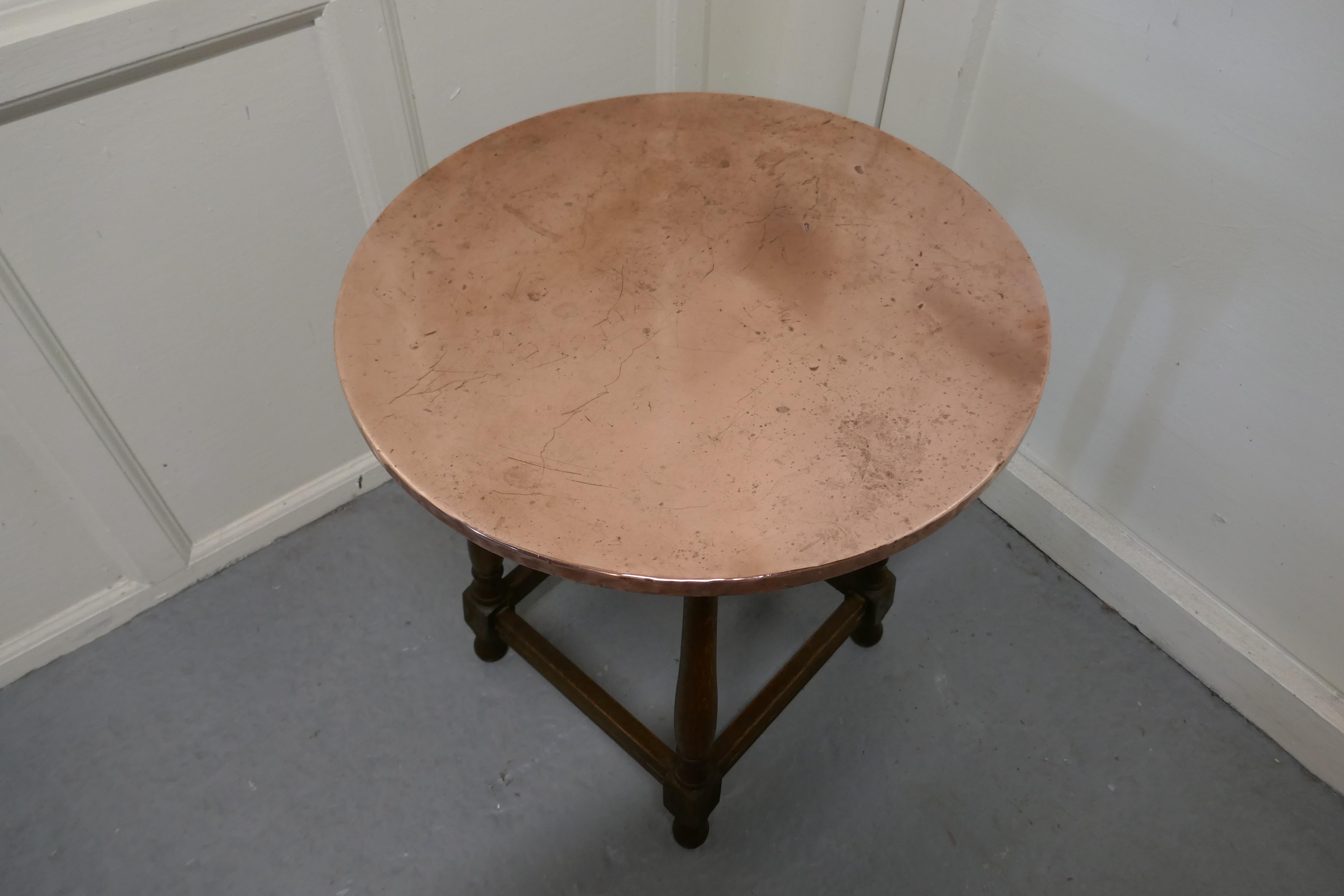 Chêne Table de taverne ou table d'appoint surmontée de cuivre en vente