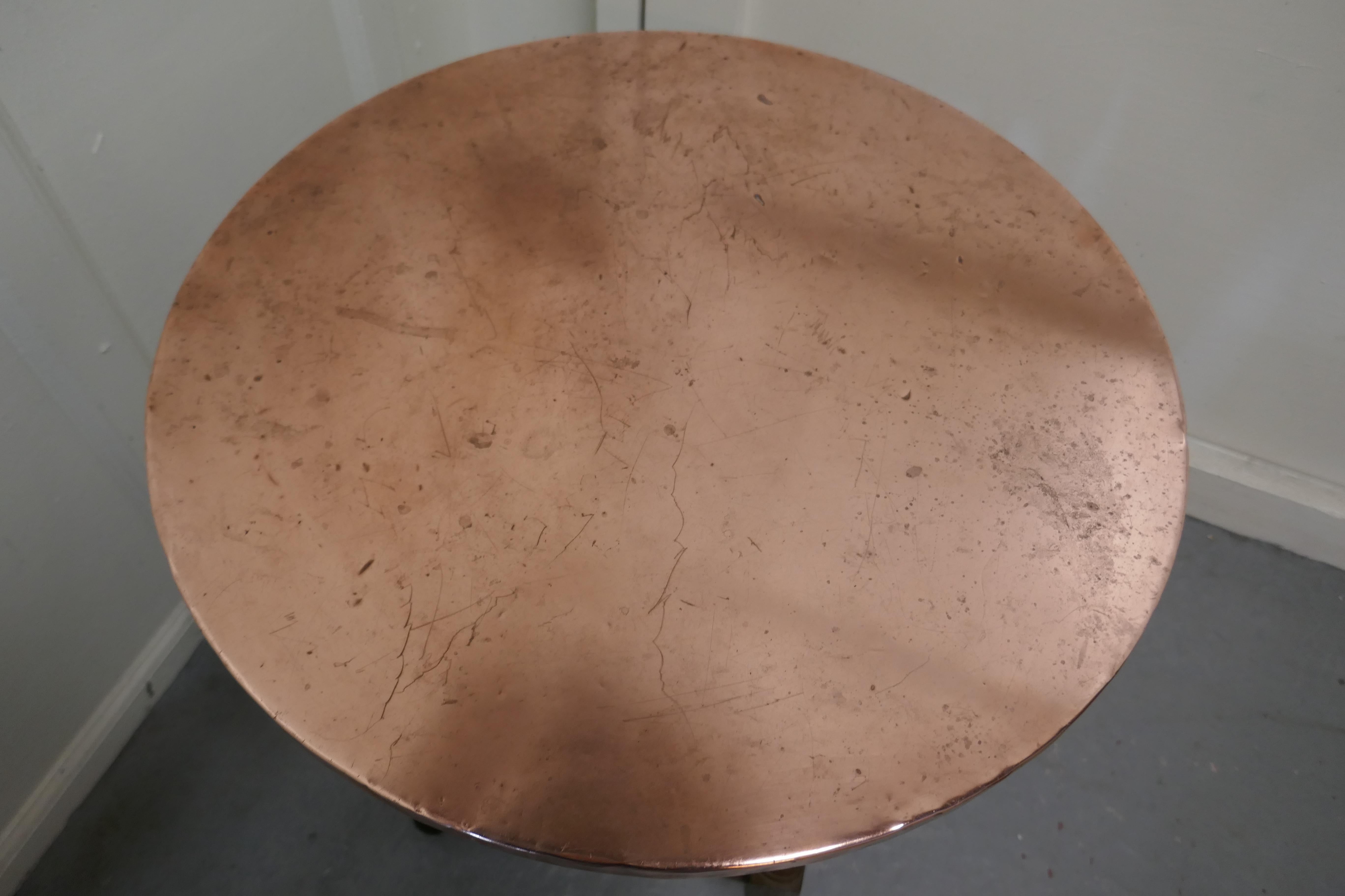 Table de taverne ou table d'appoint surmontée de cuivre en vente 1