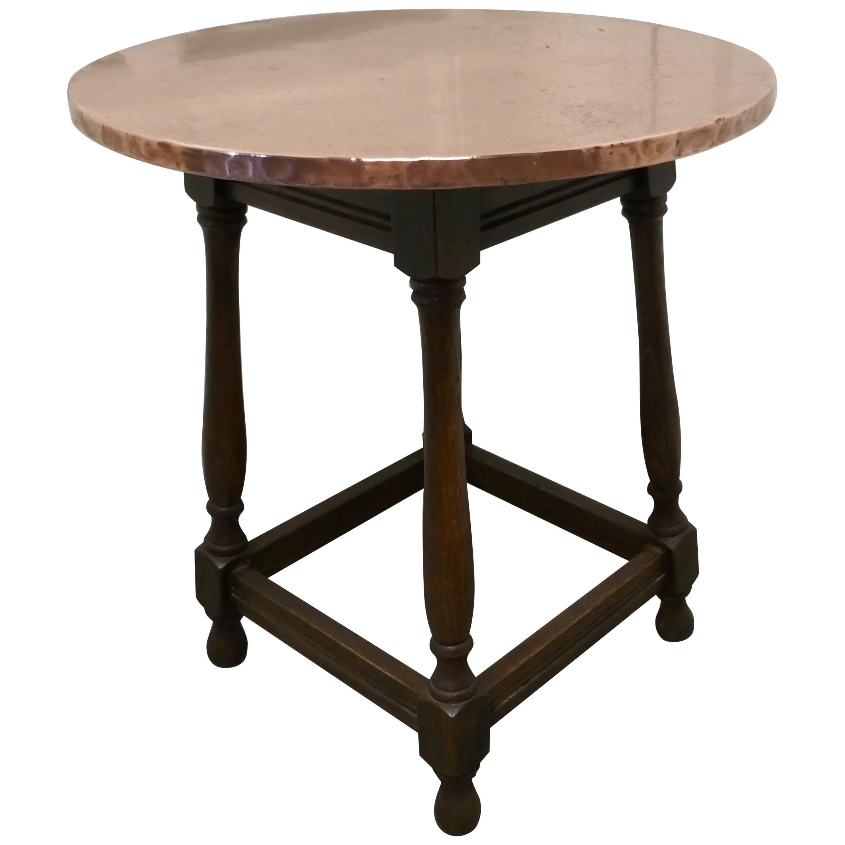 Table de taverne ou table d'appoint surmontée de cuivre en vente