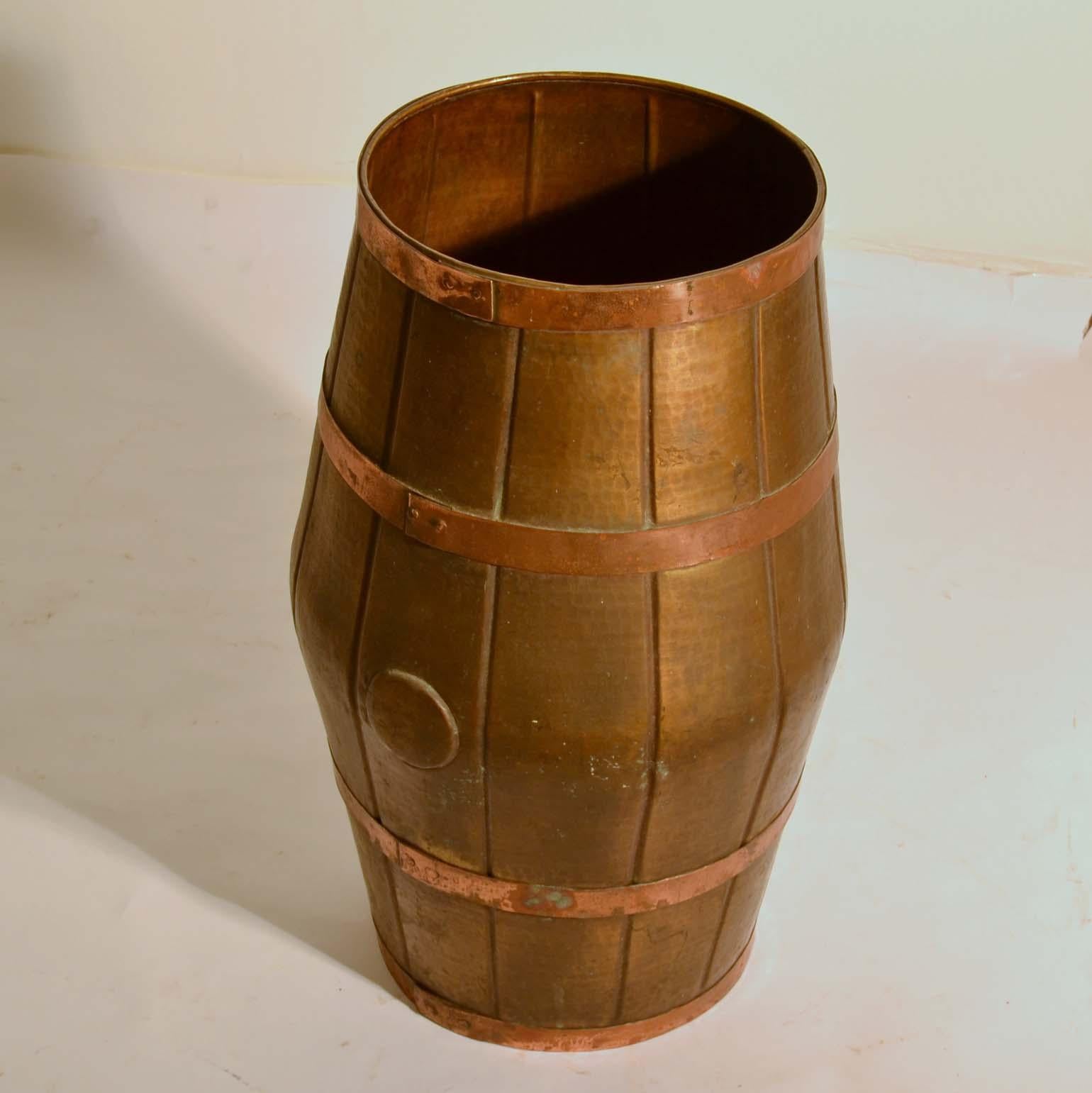 Il portaombrelli in rame martellato a mano a forma di botte di vino, che imita il legno, è stato realizzato negli anni Cinquanta.  Può contenere diversi ombrelli. È in ottime condizioni vintage con lievi tracce d'uso.