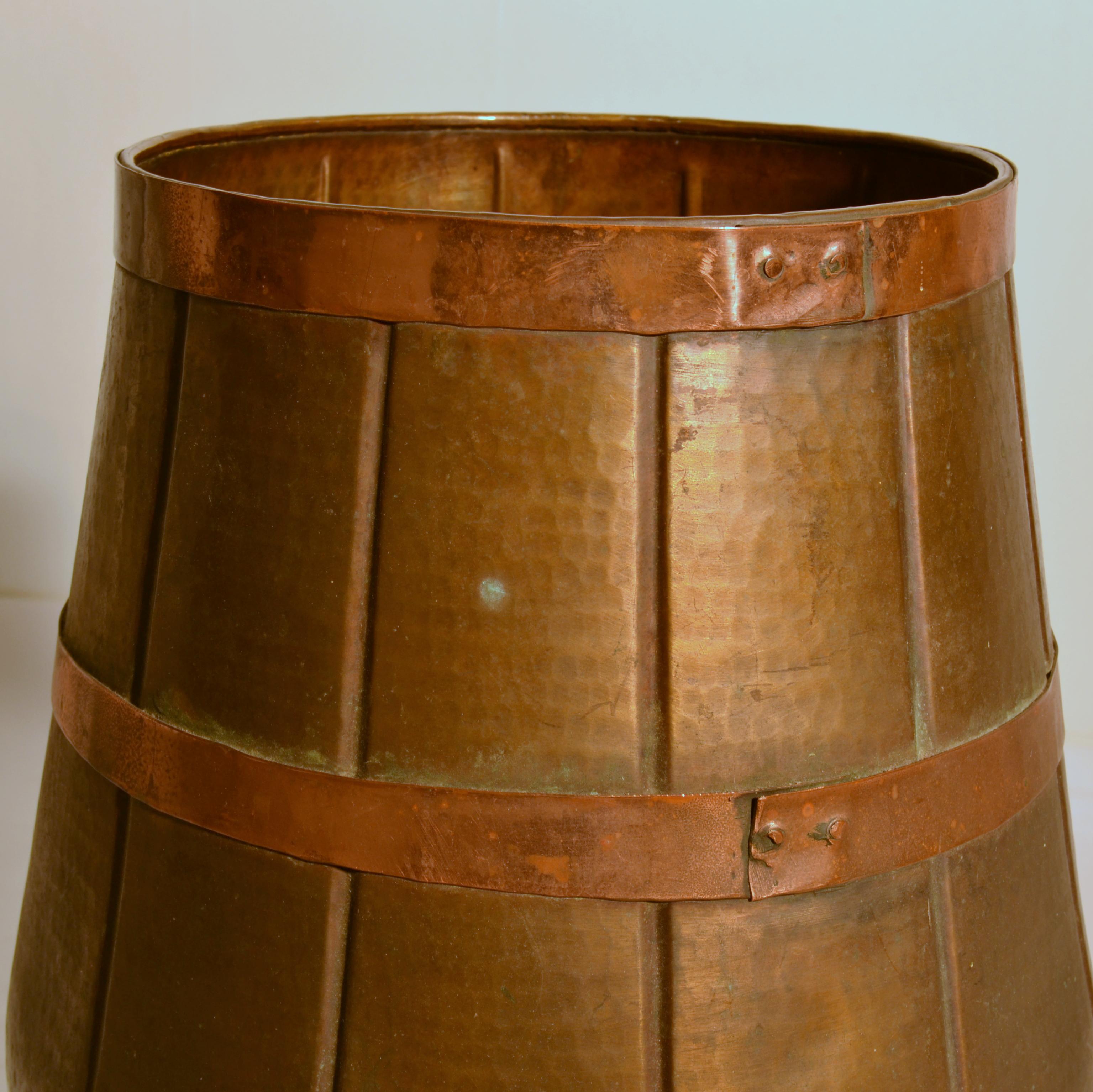 Mid-Century moderno Portaombrelli in rame a forma di barile 1950 in vendita